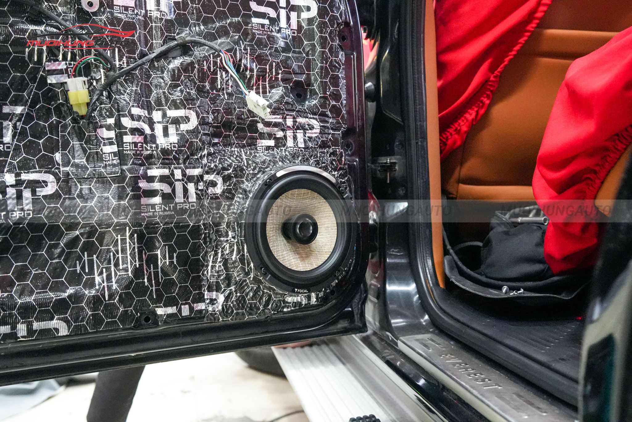 Độ loa cánh cửa cho ô tô Ford Everest 2010