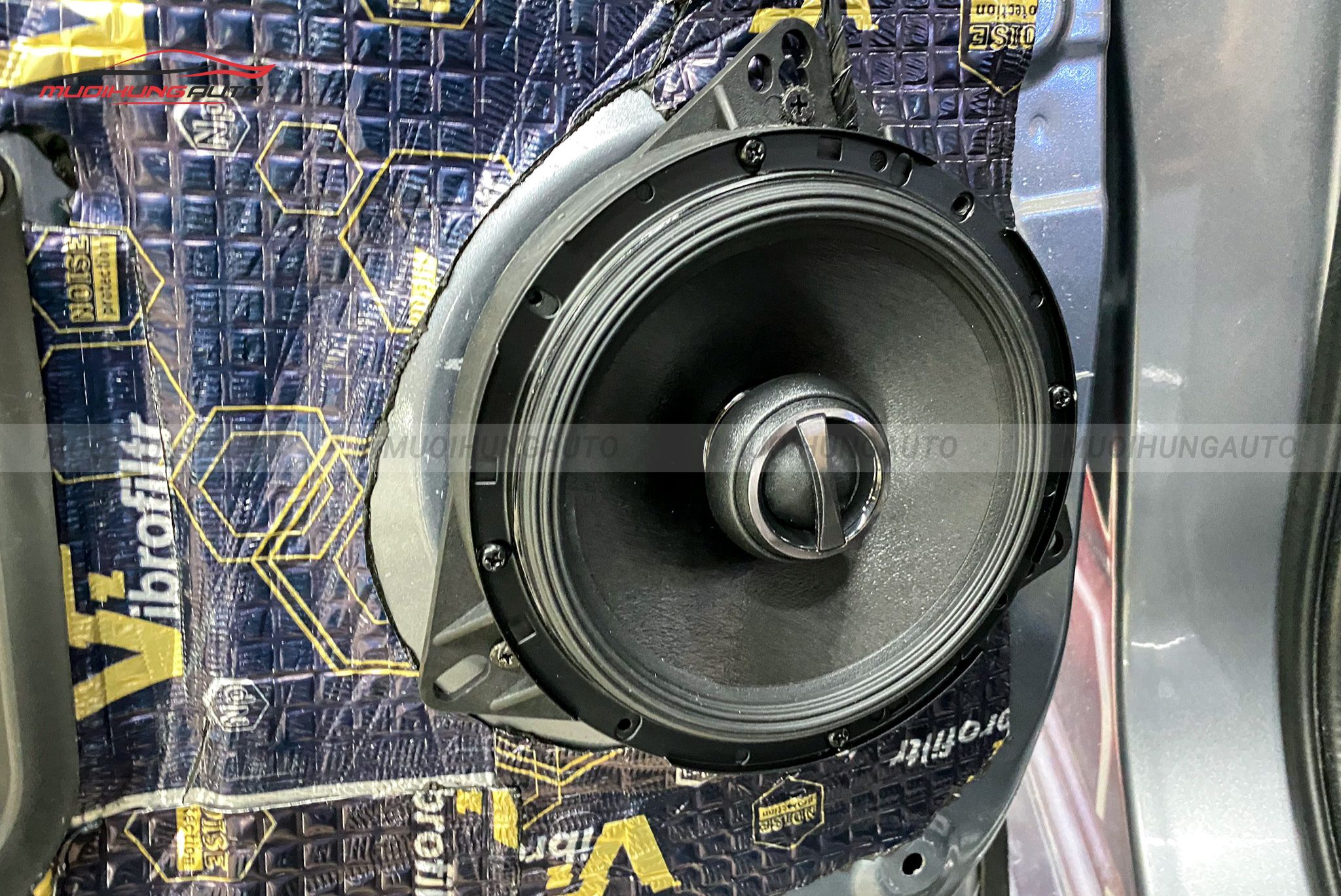 Độ loa cánh cửa cho xe ô tô Mitsubishi Outlander 2020