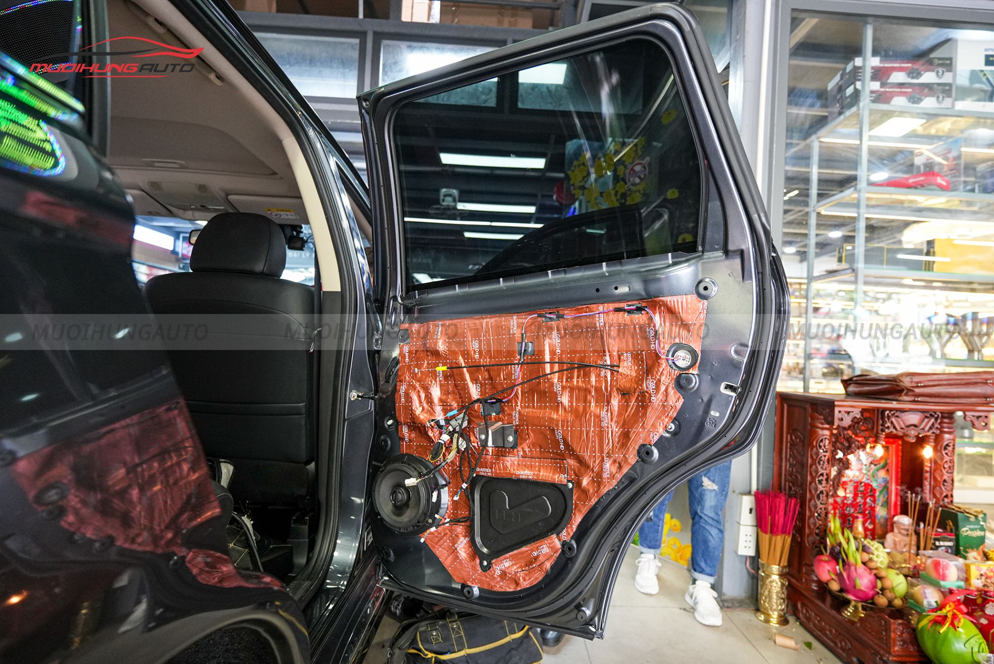 Độ loa cánh cửa cho xe ô tô Mitsubishi Outlander