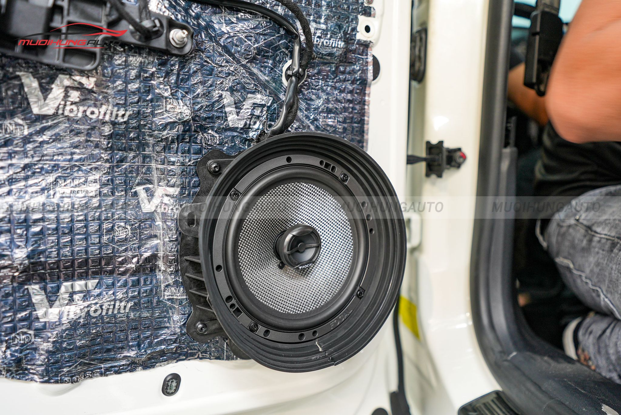 Độ loa cánh cửa cho xe ô tô Peugeot 2008