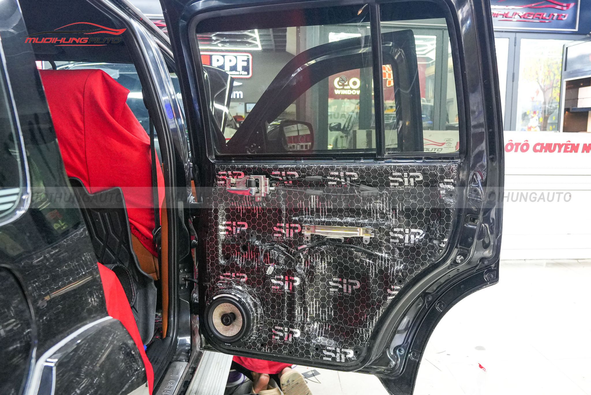 Độ loa cánh cửa Ford Everest 2010