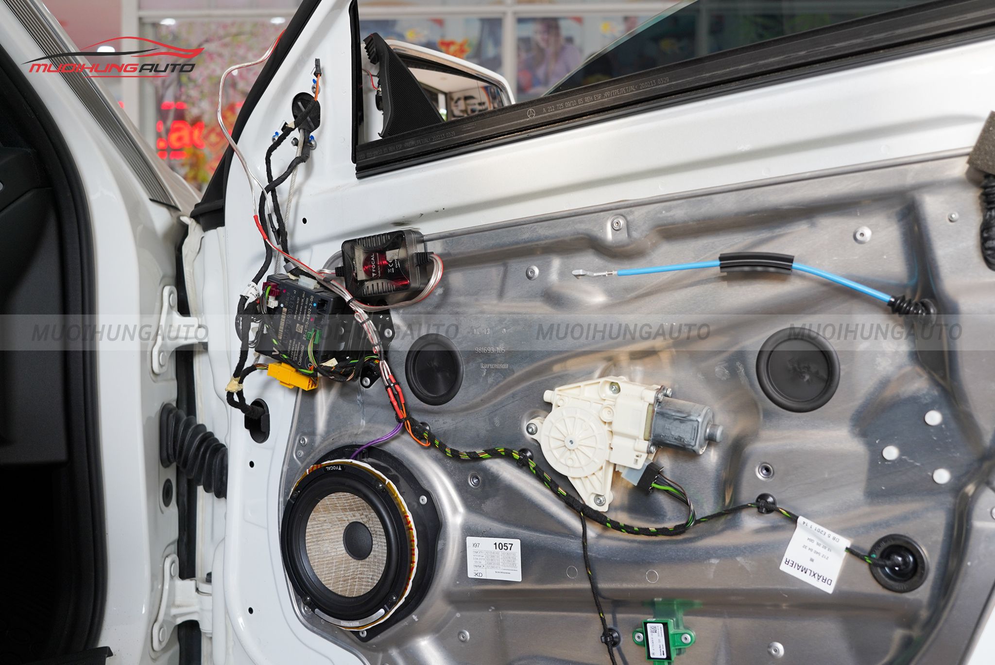 Độ loa cánh cửa Mercedes E250