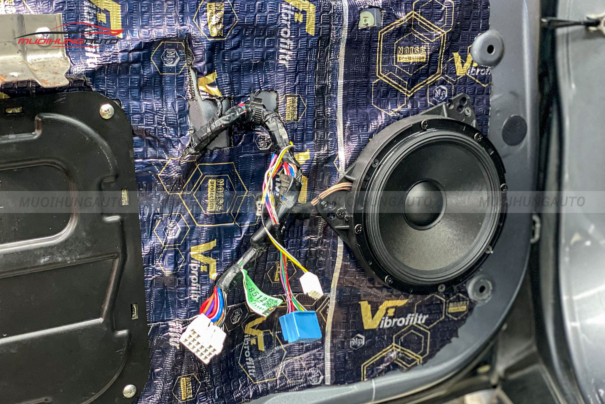 Độ loa cánh cửa Mitsubishi Outlander 2020