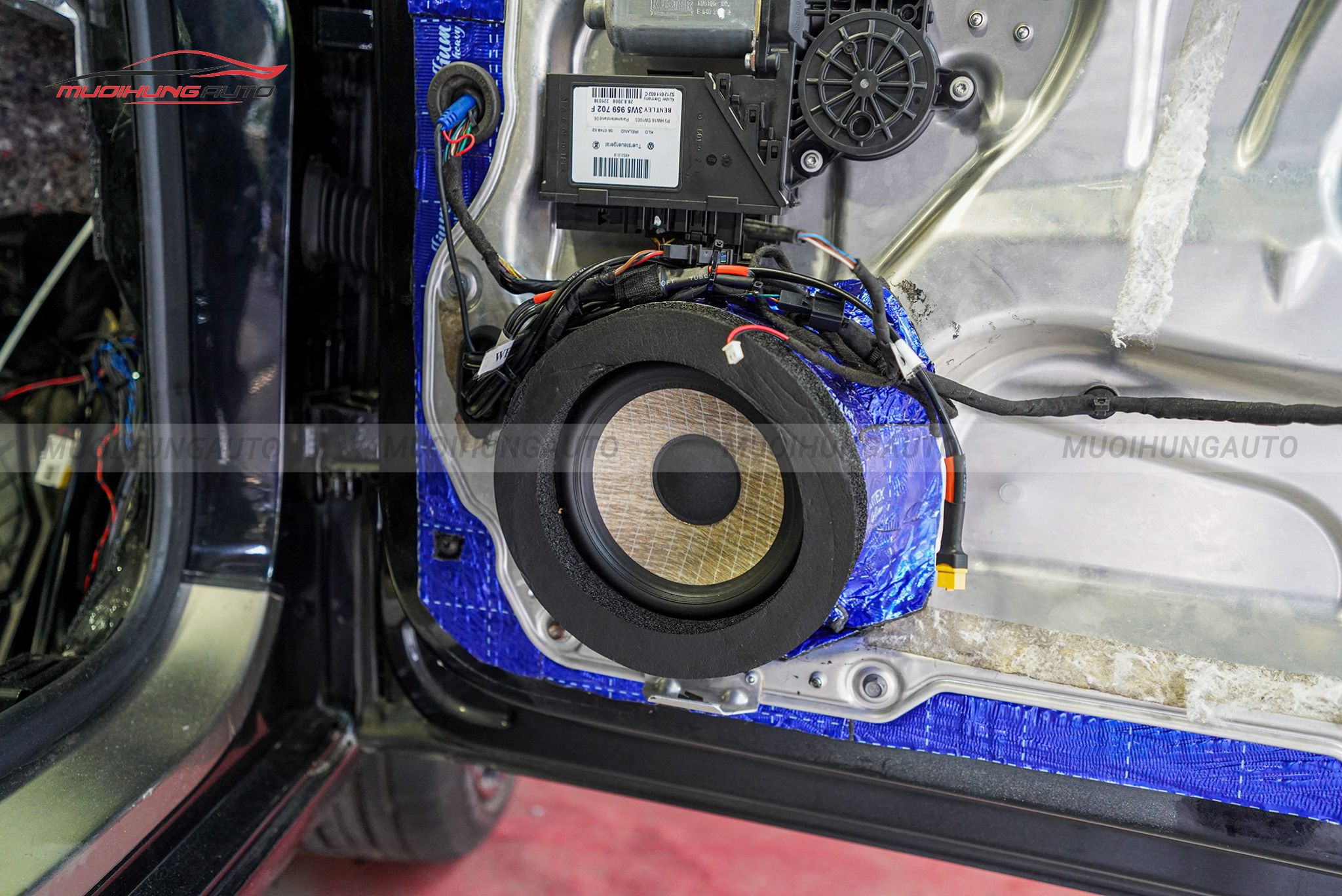 Độ loa cánh cửa ô tô Bentley