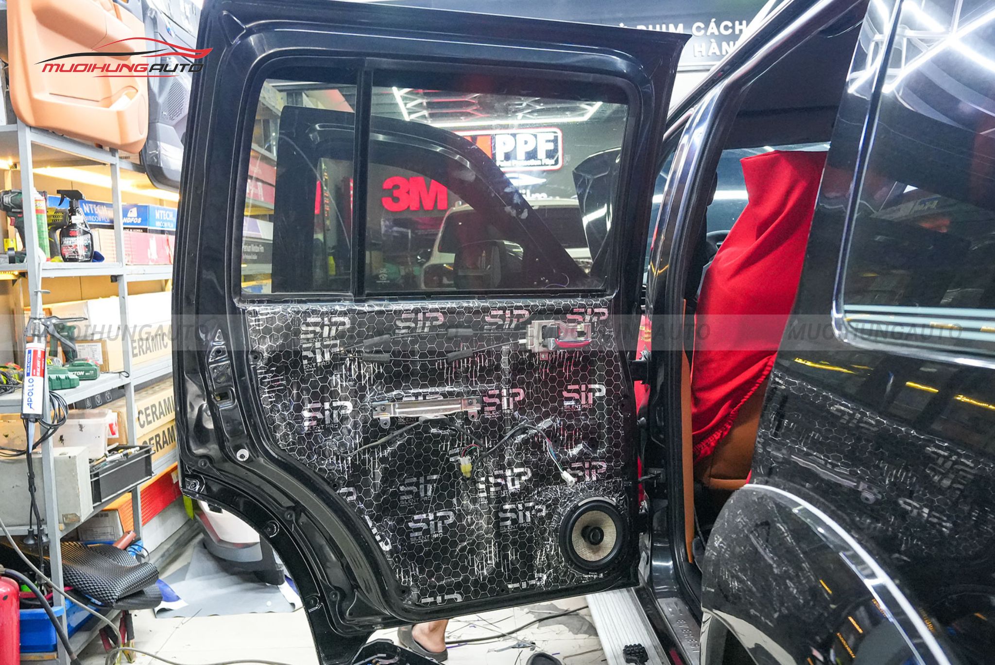 Độ loa cánh cửa ô tô Ford Everest 2010