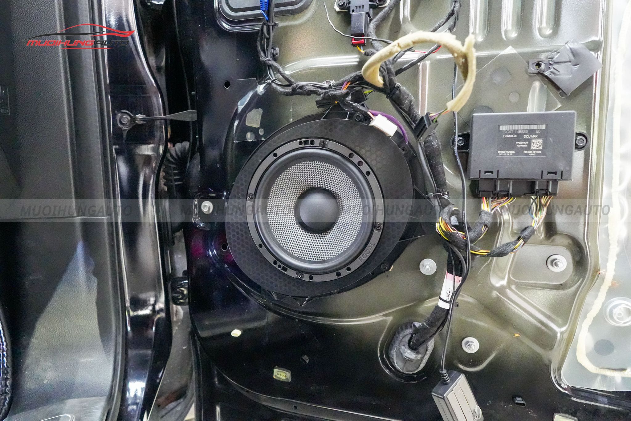 Độ loa cánh cửa ô tô Ford Explorer