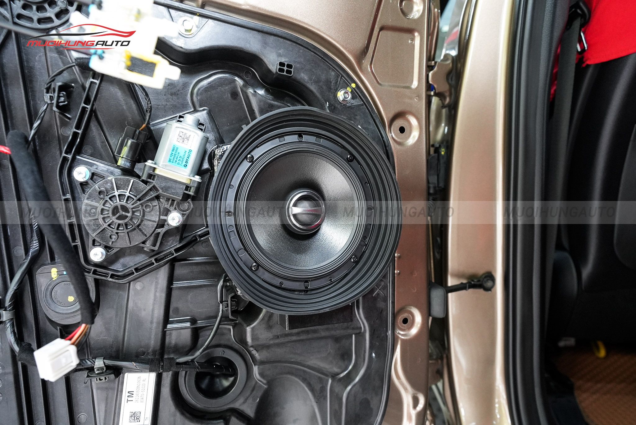 Độ loa cánh cửa ô tô Hyundai Santafe 2020