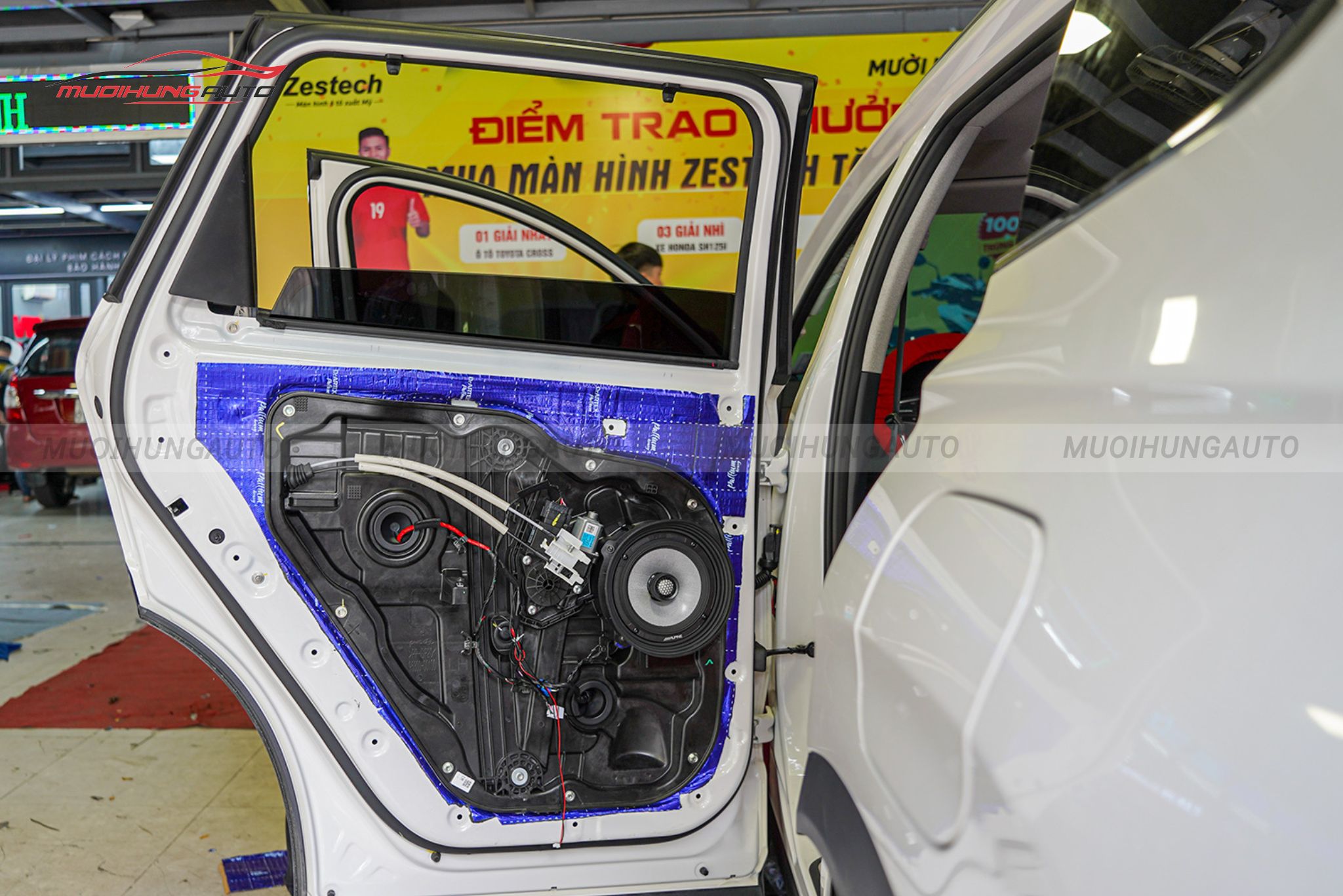 Độ loa cánh cửa ô tô Hyundai Santafe 2022