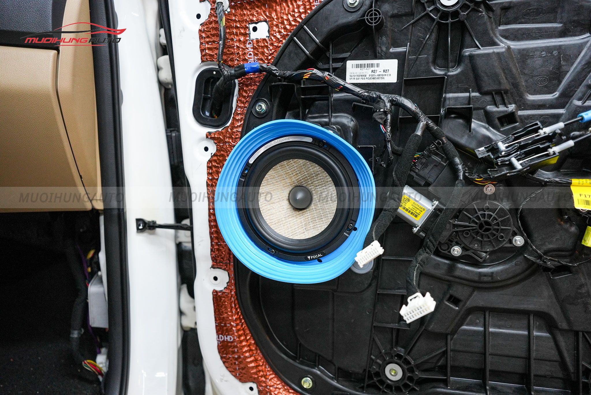 Độ loa cánh cửa ô tô Kia Sedona 2018