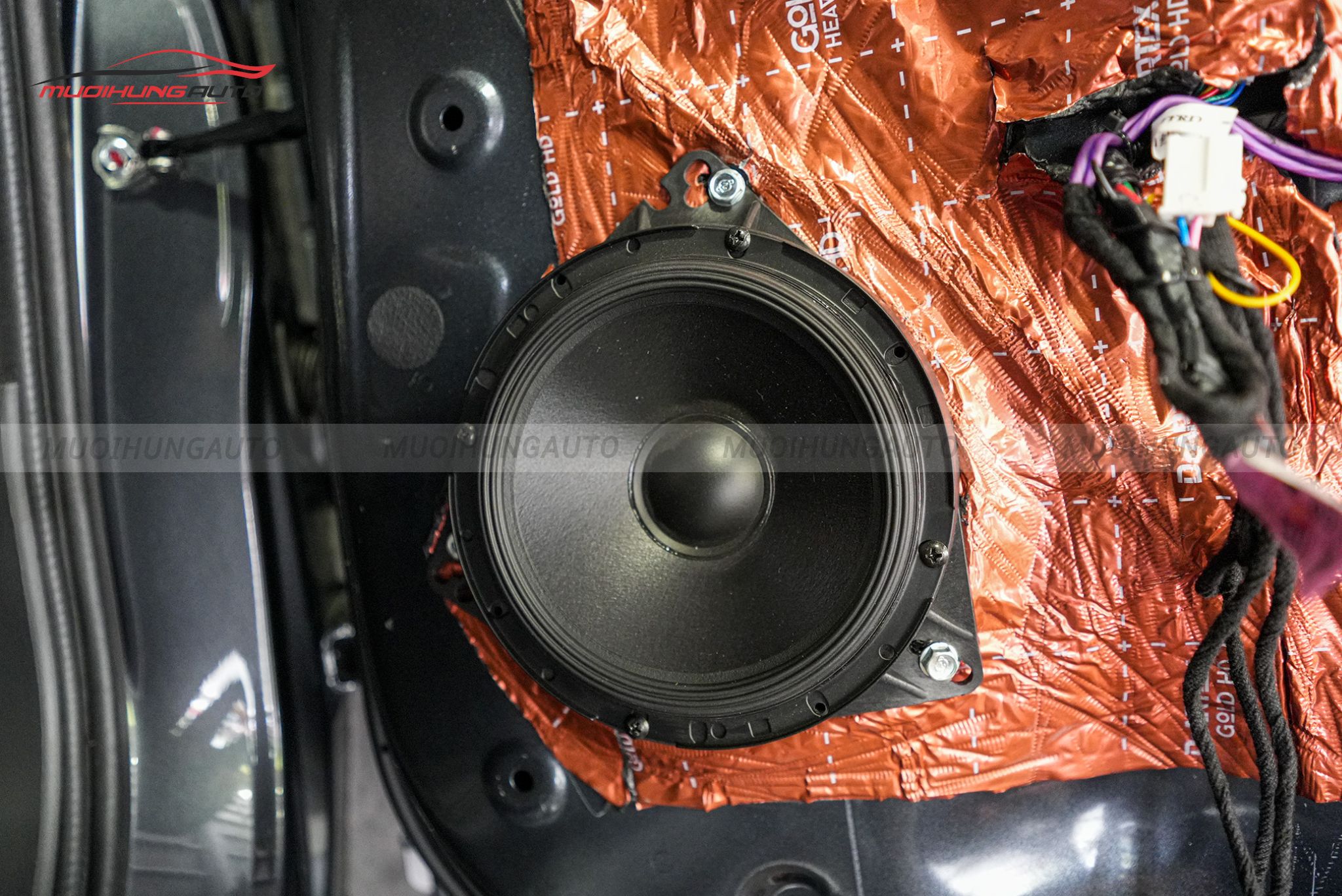 Độ loa cánh cửa ô tô Mitsubishi Outlander