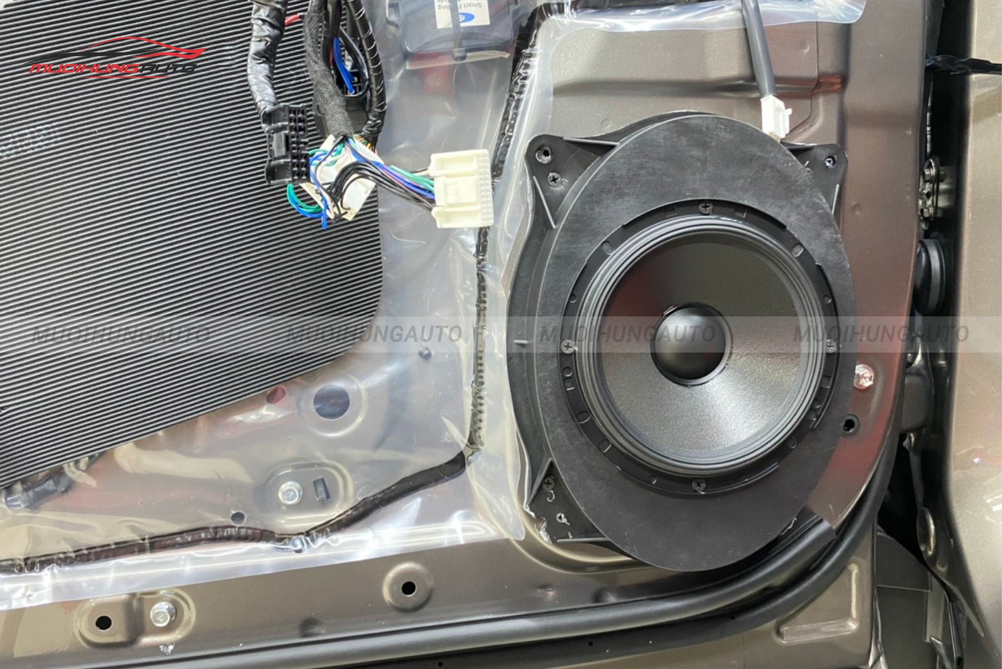 Độ loa cánh cửa ô tô Subaru Forester