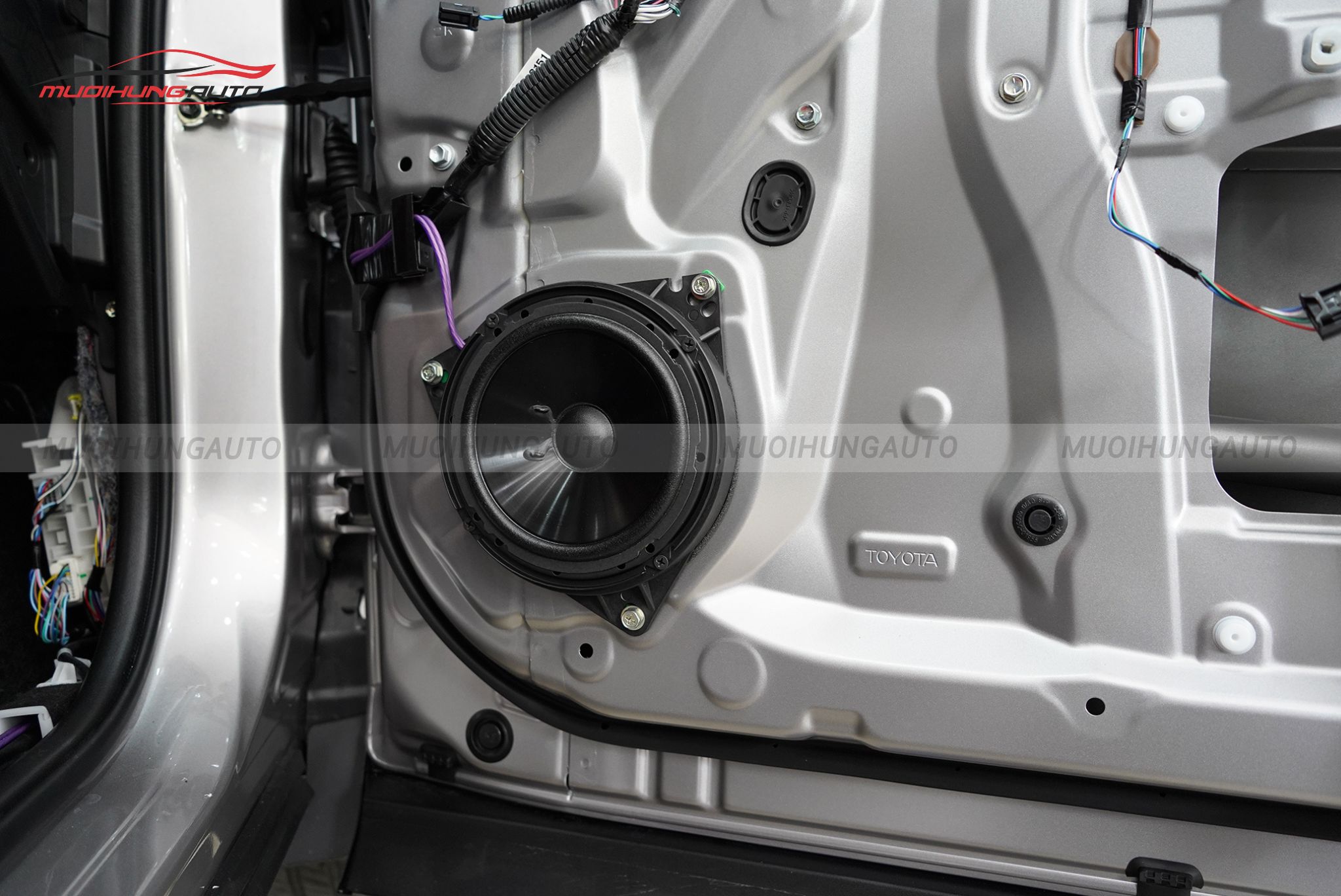 Độ loa cánh cửa Toyota Corolla Cross