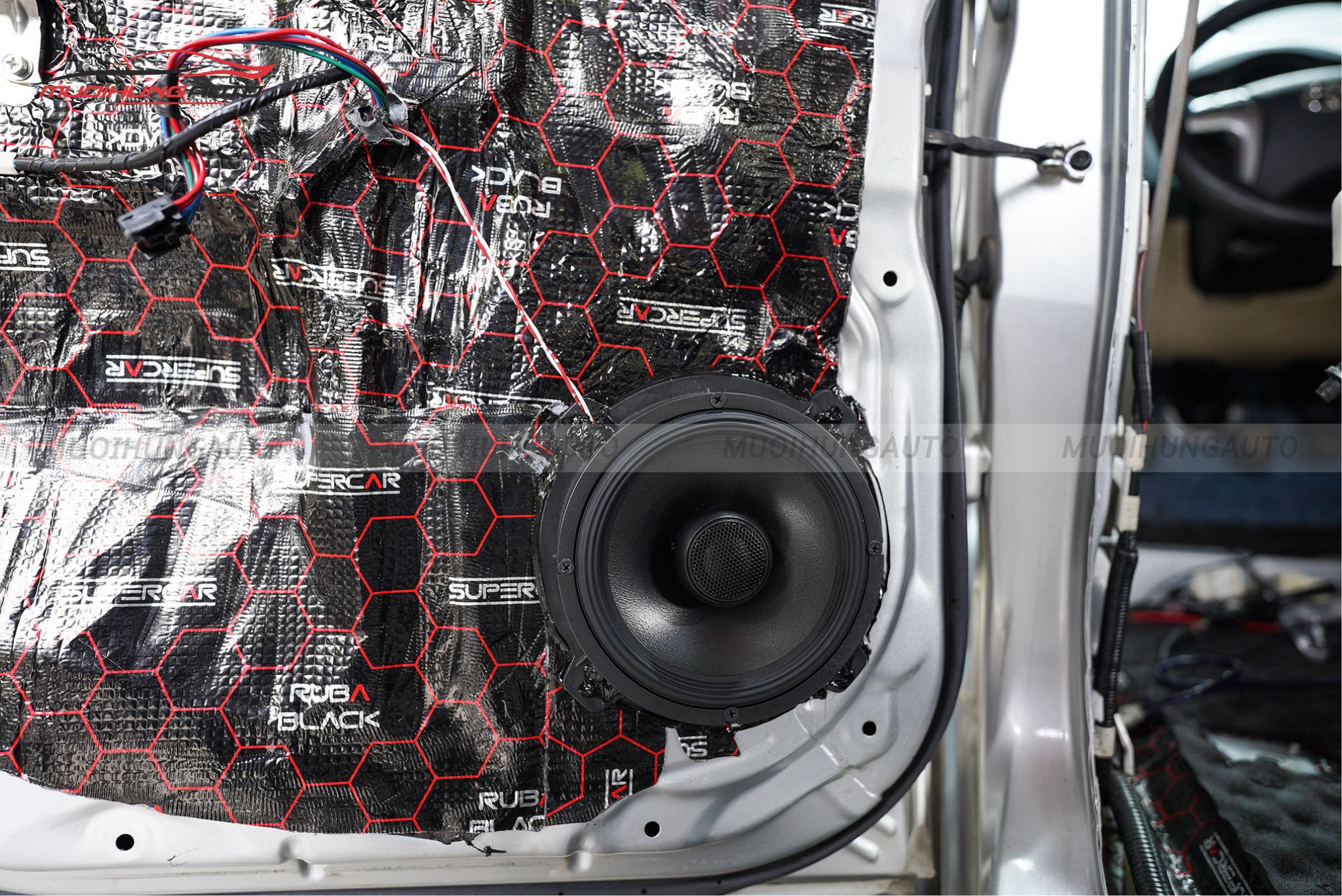 Độ loa cánh cửa Toyota Fortuner 2014