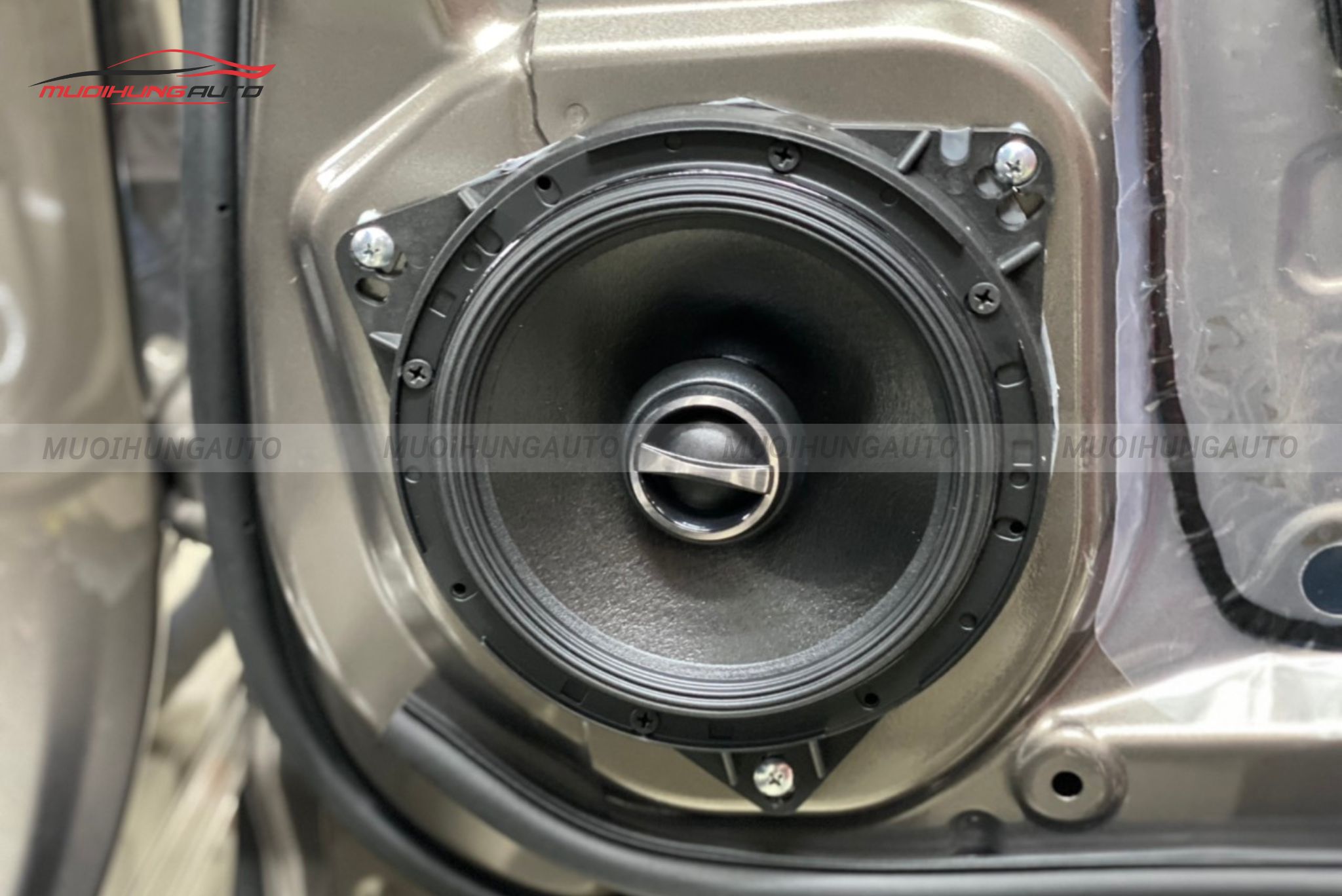 Độ loa cánh cửa xe Subaru Forester