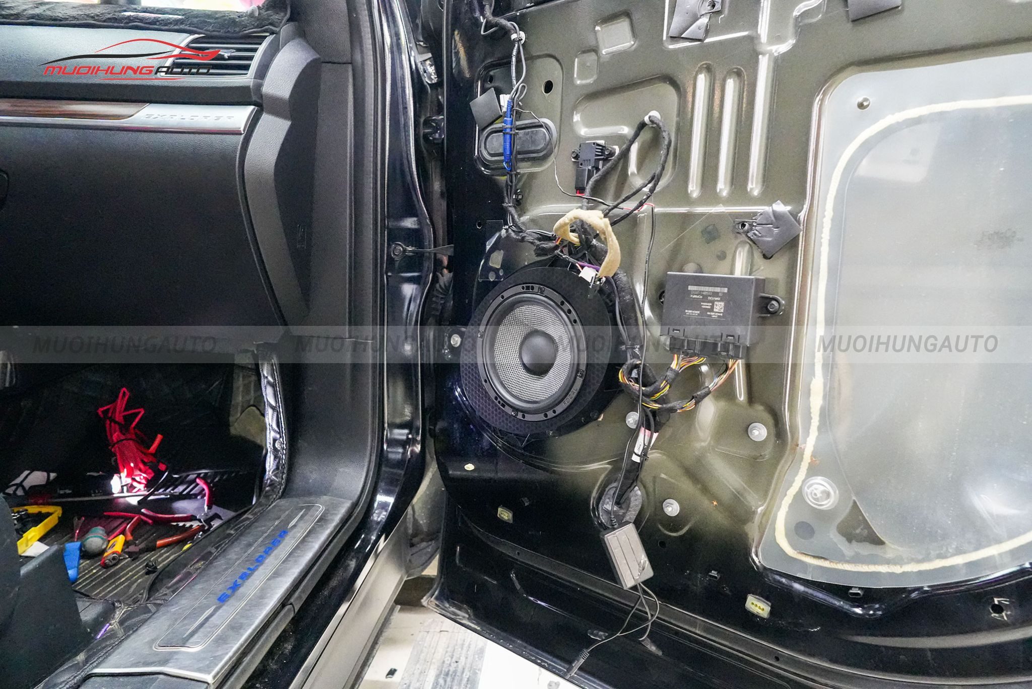 Độ loa cánh Ford Explorer