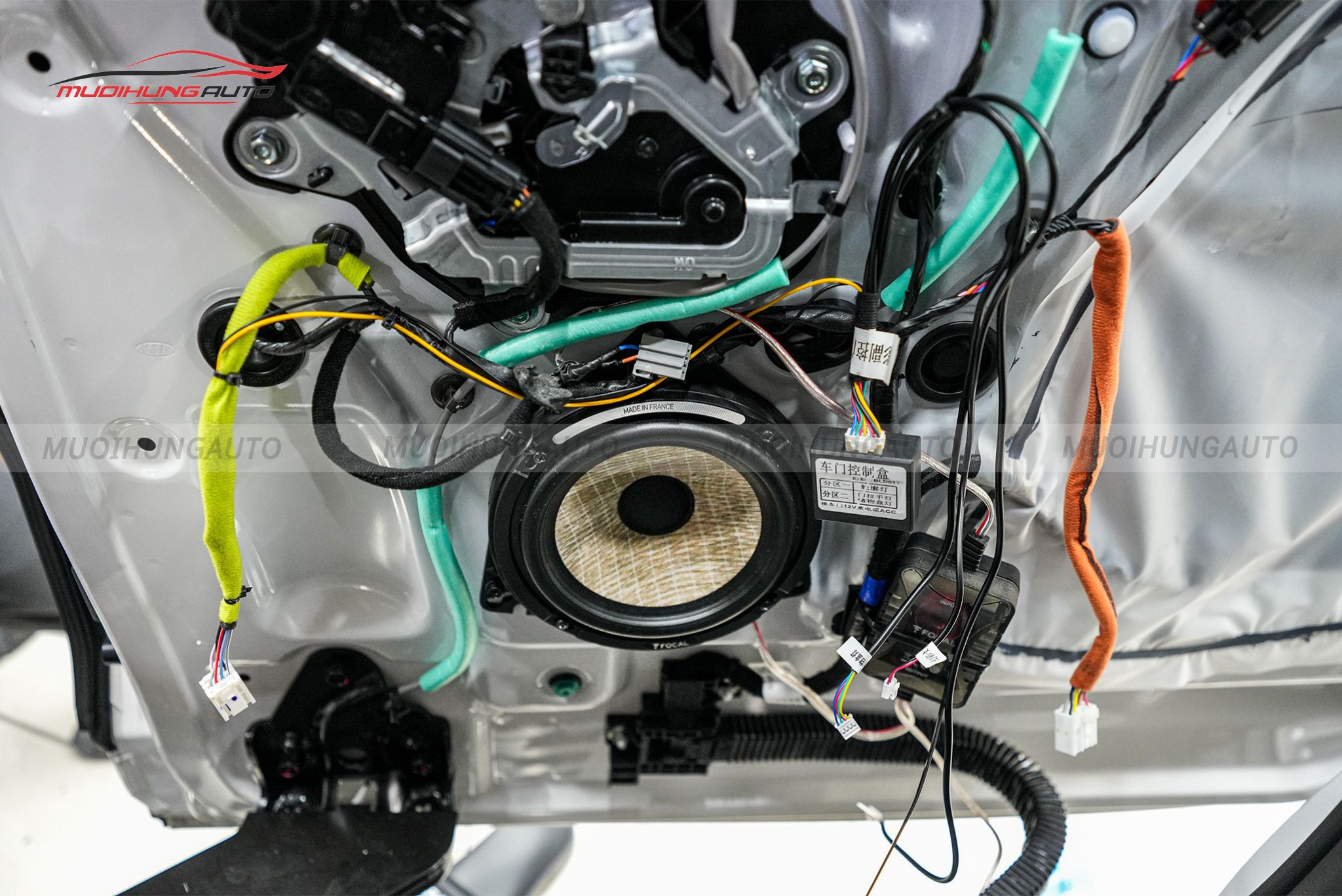 Độ loa cánh Kia Carnival