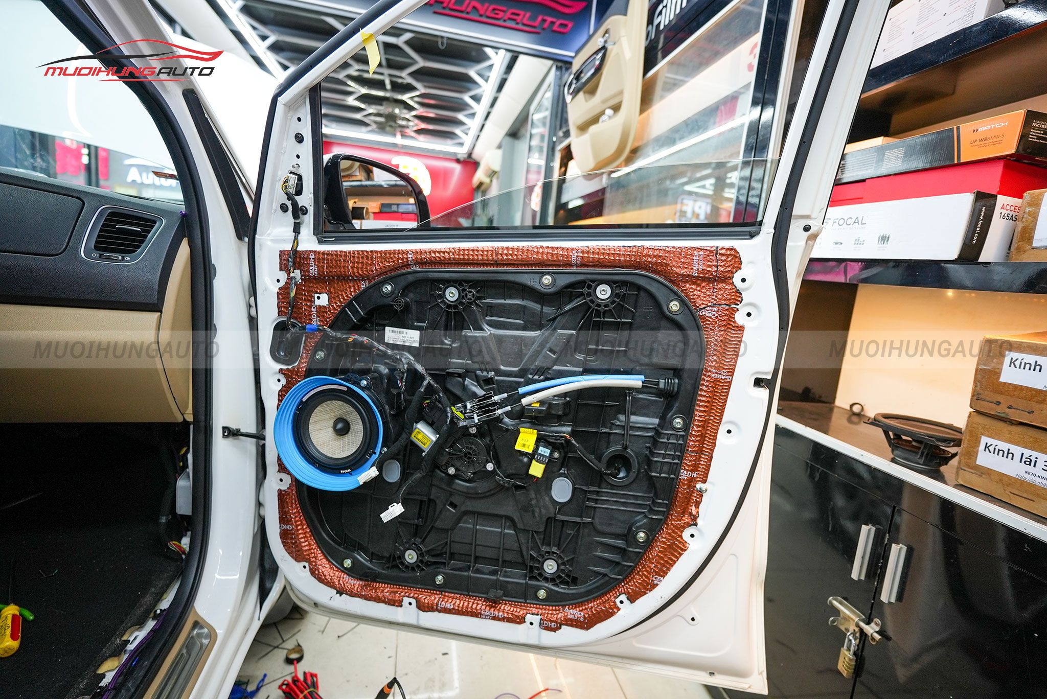 Độ loa cánh Kia Sedona 2018