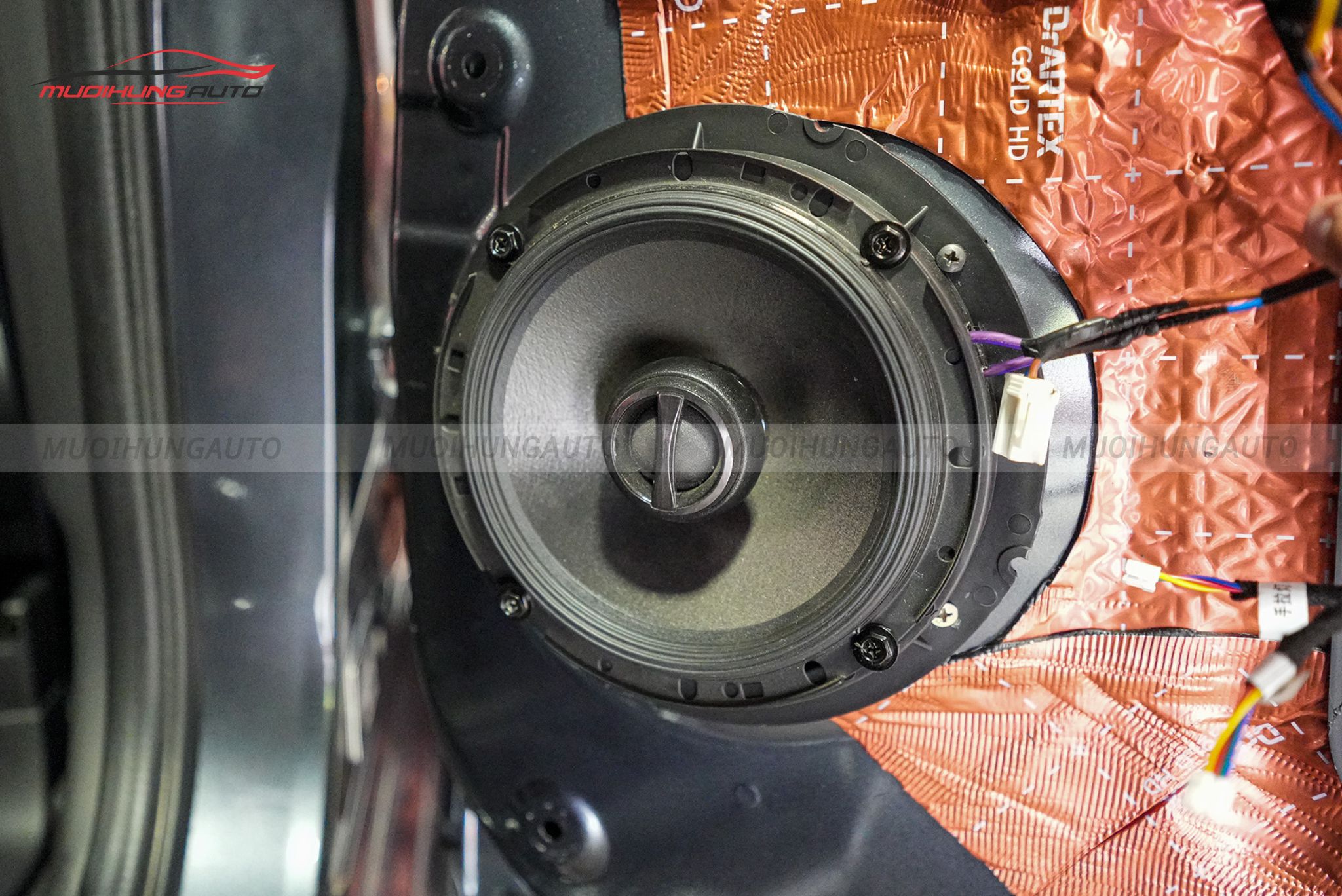 Độ loa cánh Mitsubishi Outlander