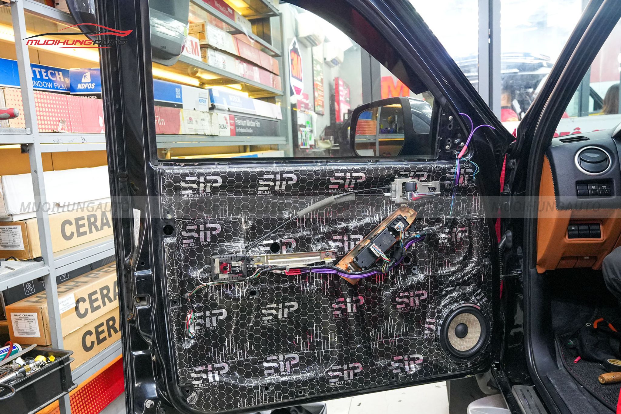 Độ loa cánh ô tô Ford Everest 2010