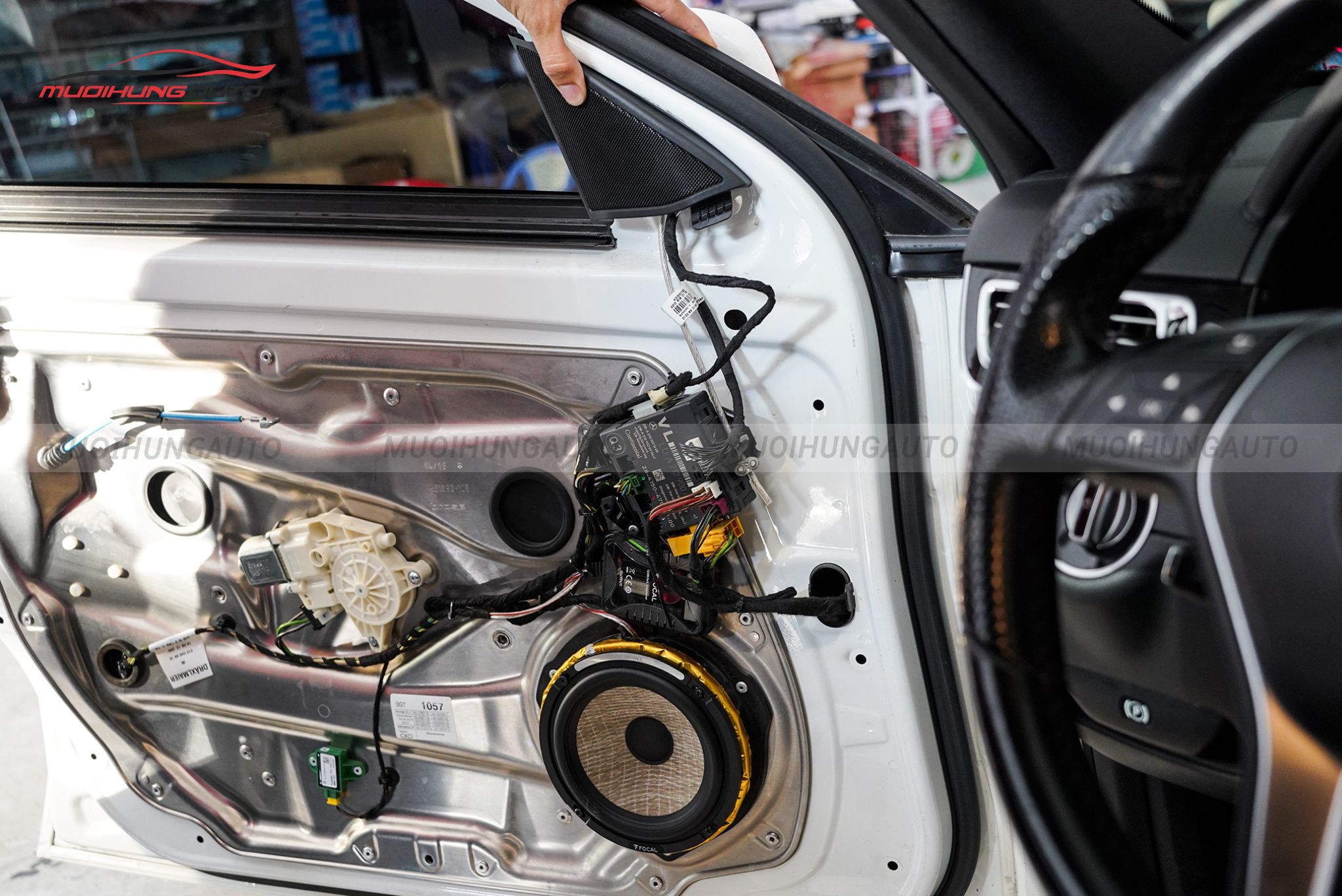 Độ loa cánh ô tô Mercedes E250