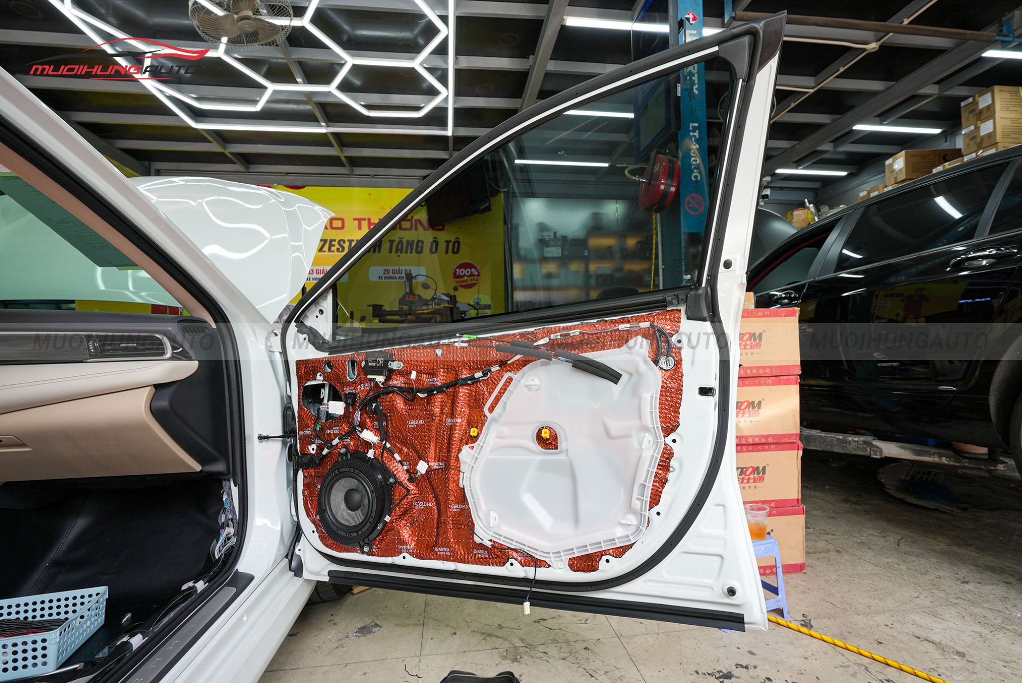 Độ loa cánh Toyota Camry 2023