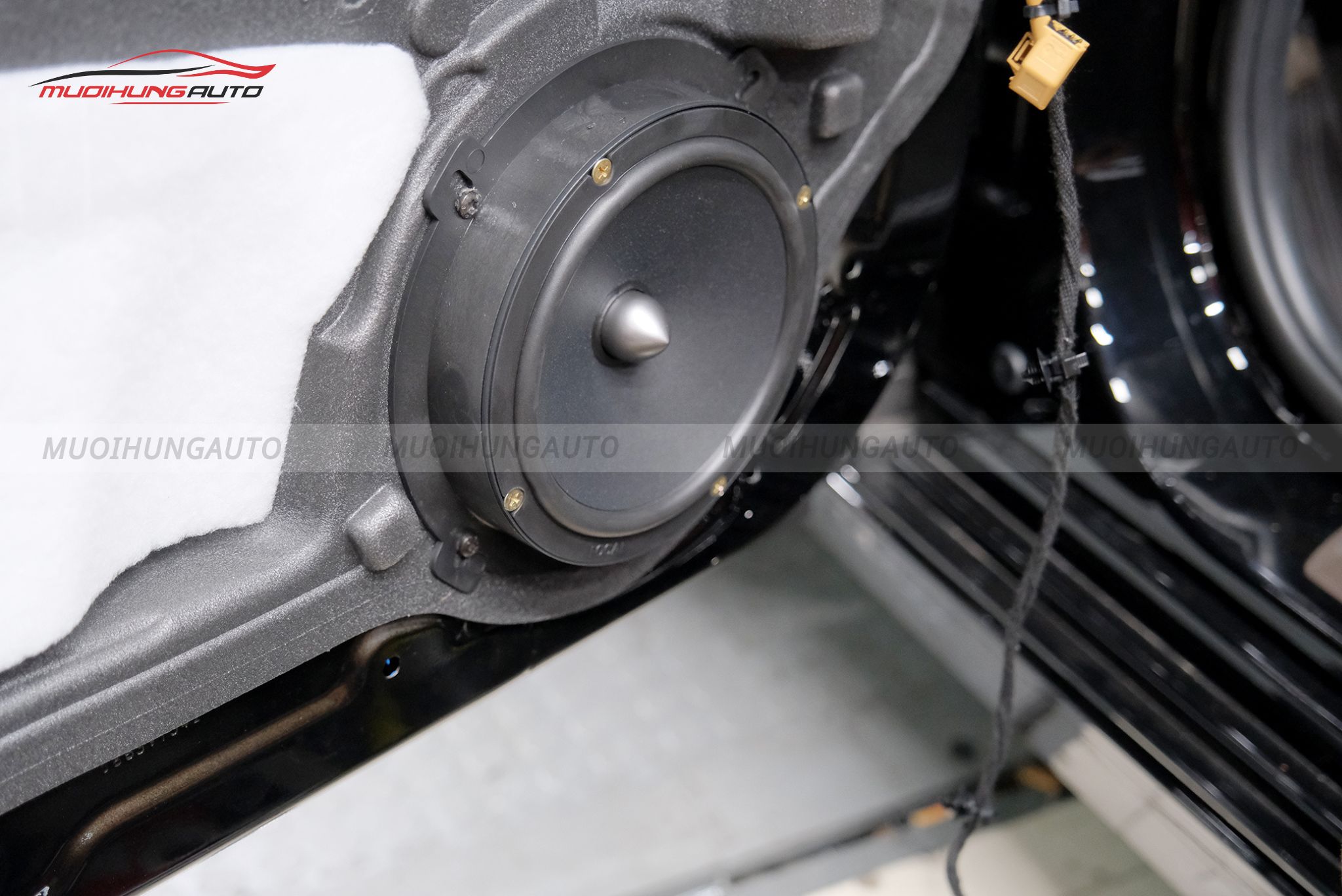 Độ loa cánh ô tô Vinfast LUX A2.0