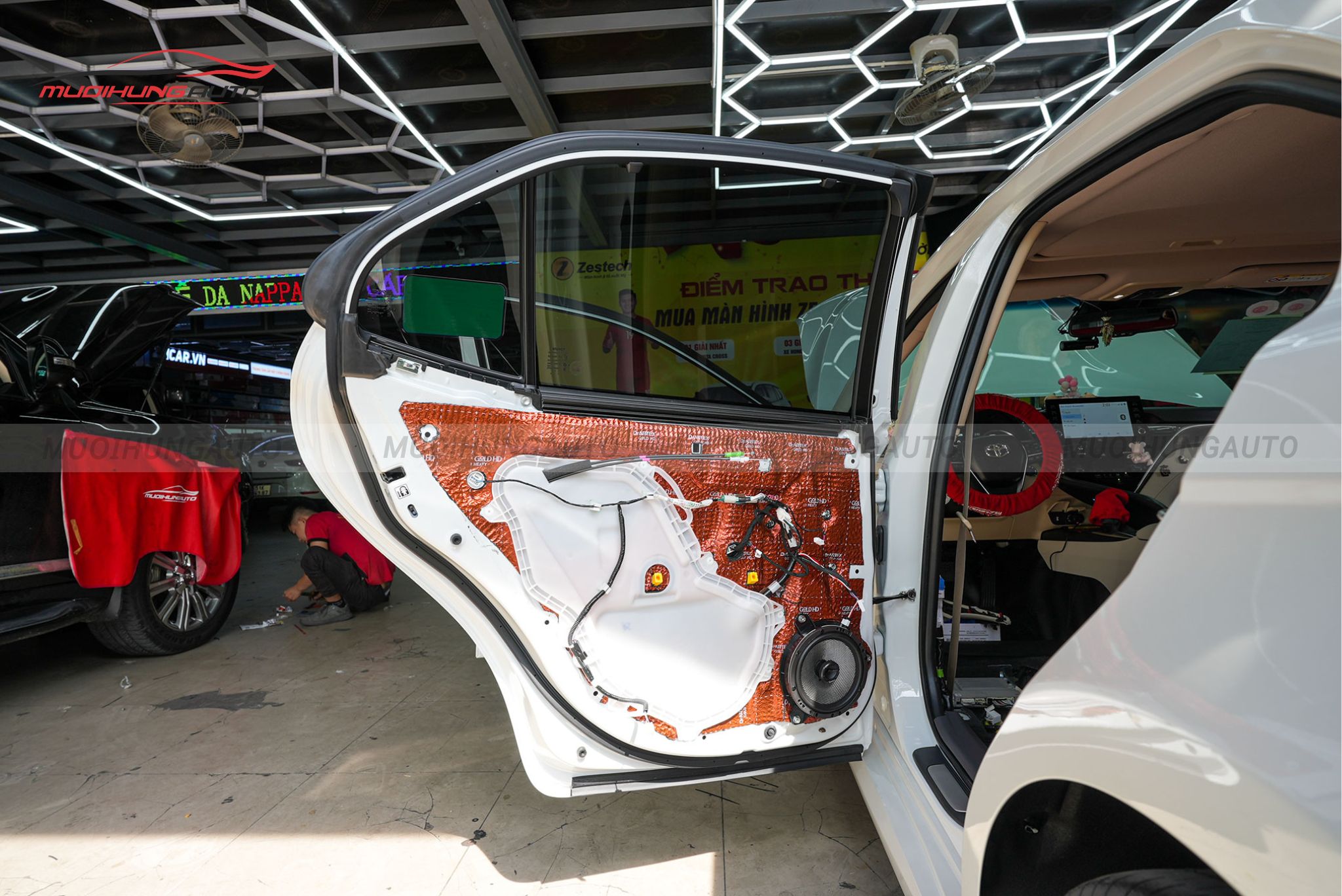 Độ loa cánh Toyota Camry 2023