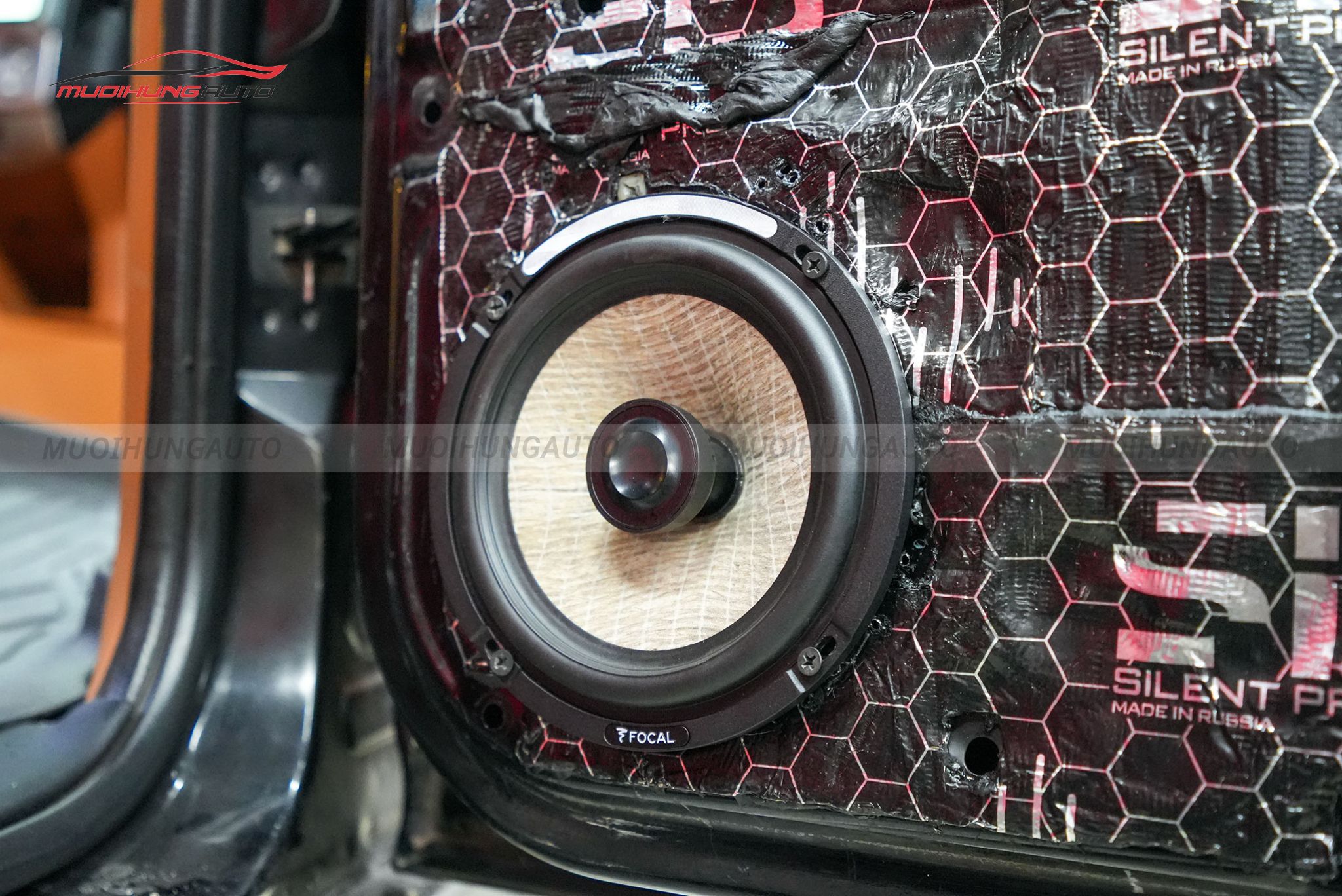 Độ loa cánh xe Ford Everest 2010