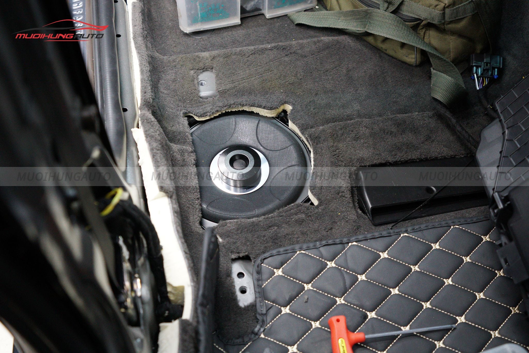 Độ loa sub cho ô tô Vinfast LUX A2.0