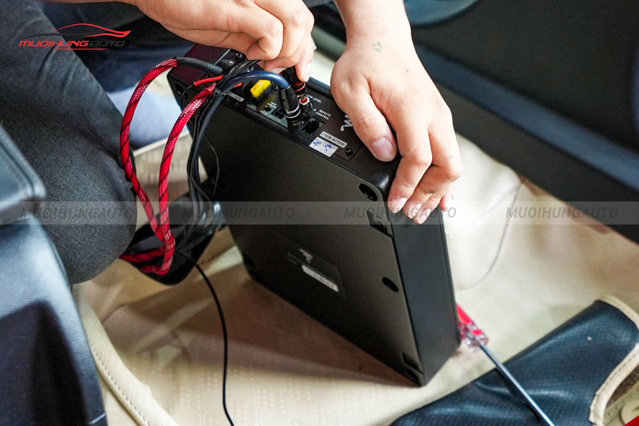 Độ loa sub cho Peugeot 2008