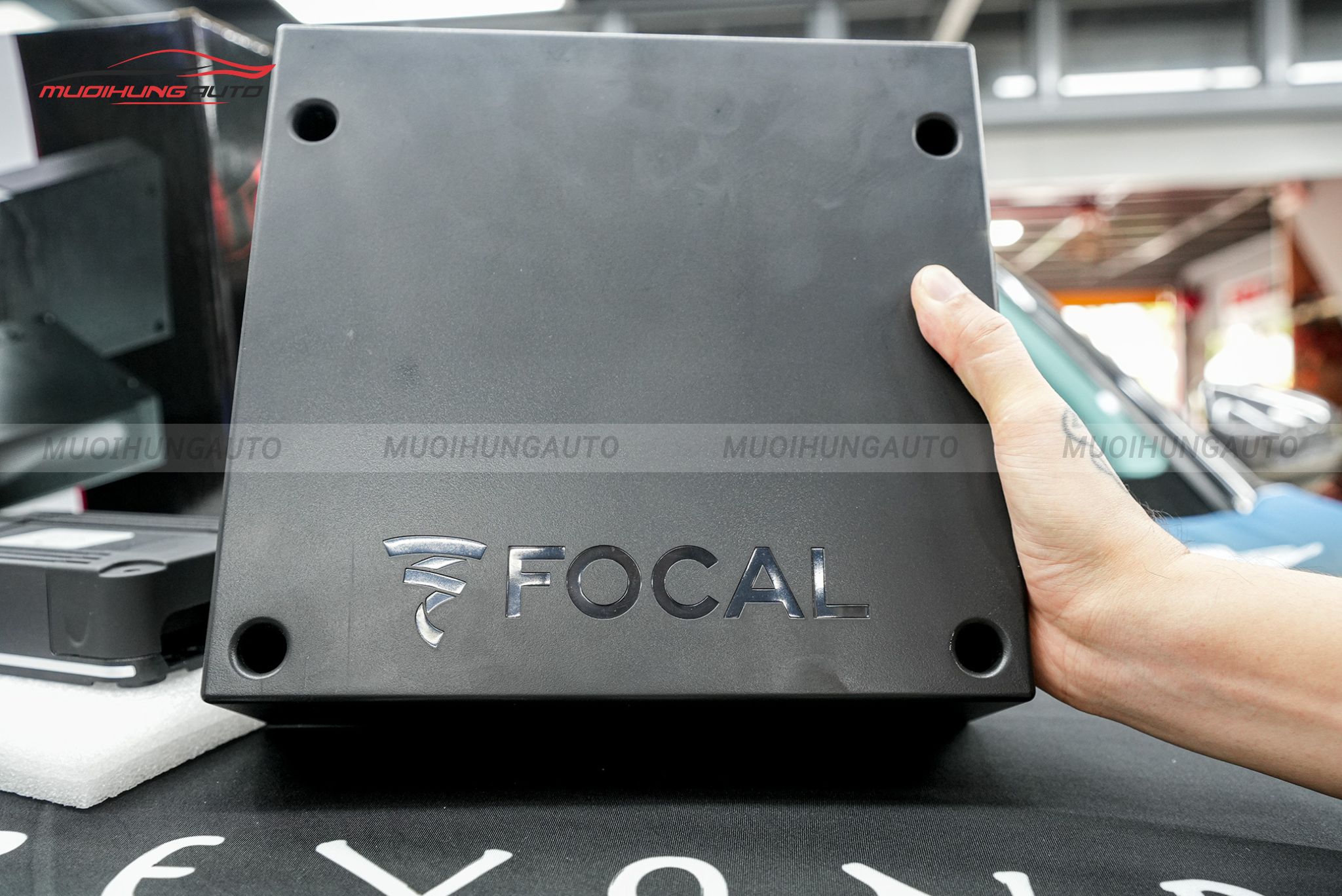 Độ loa sub cho Peugeot 5008