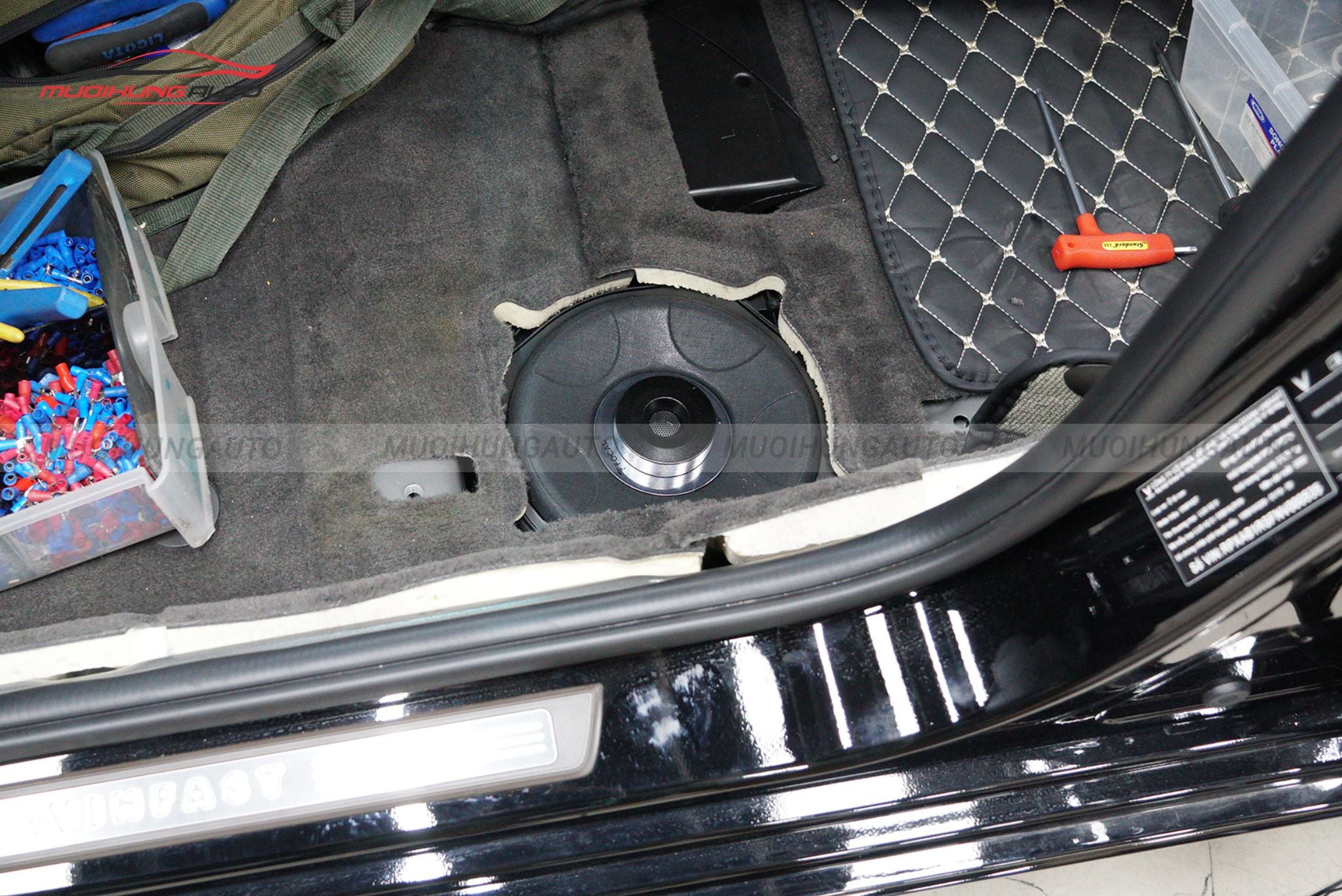 Độ loa sub cho Vinfast LUX A2.0