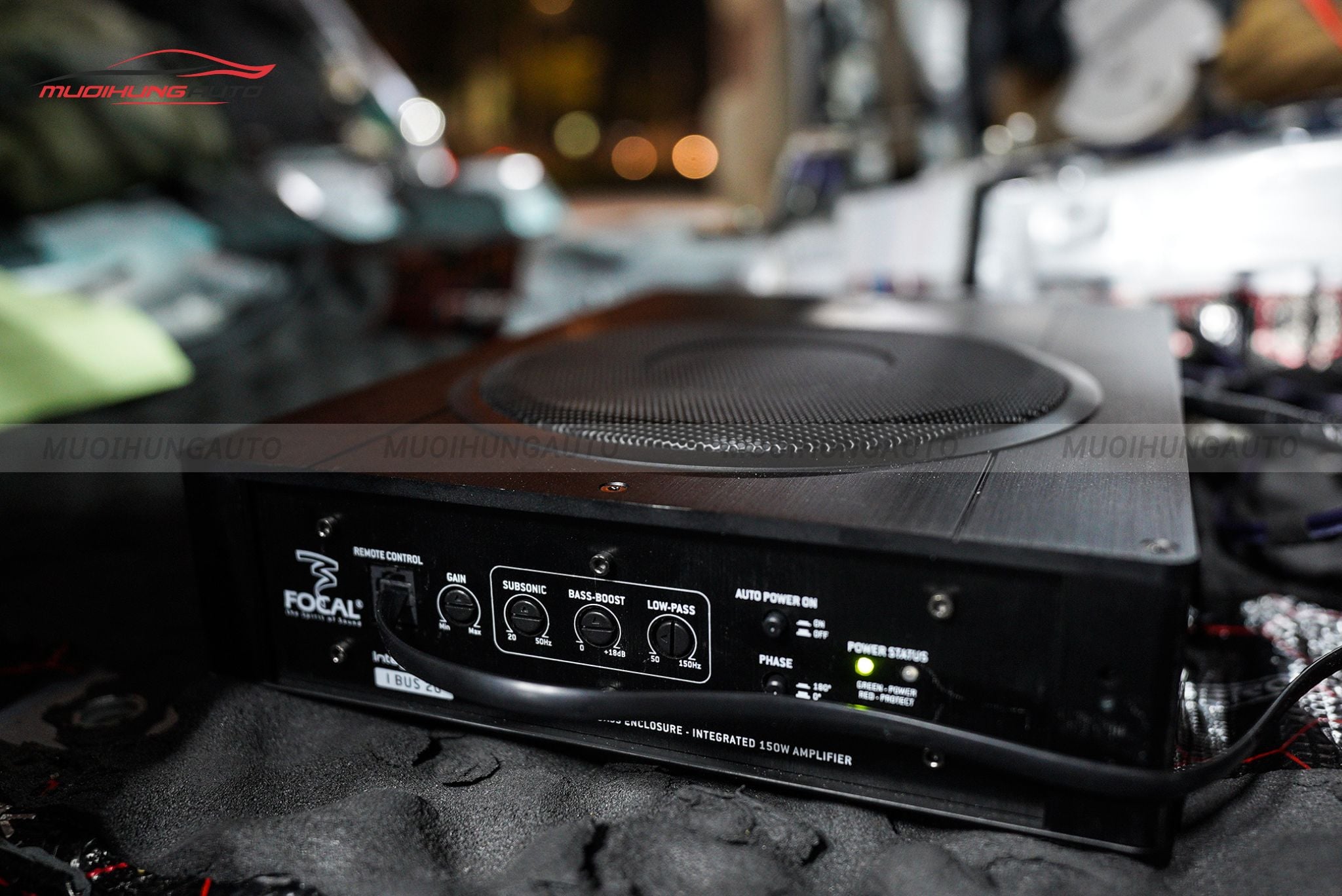 Độ loa sub gầm ghế xe Toyota Fortuner 2014