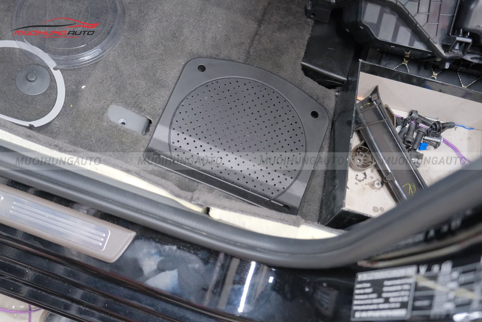 Độ loa sub gầm ghế xe Vinfast LUX A2.0