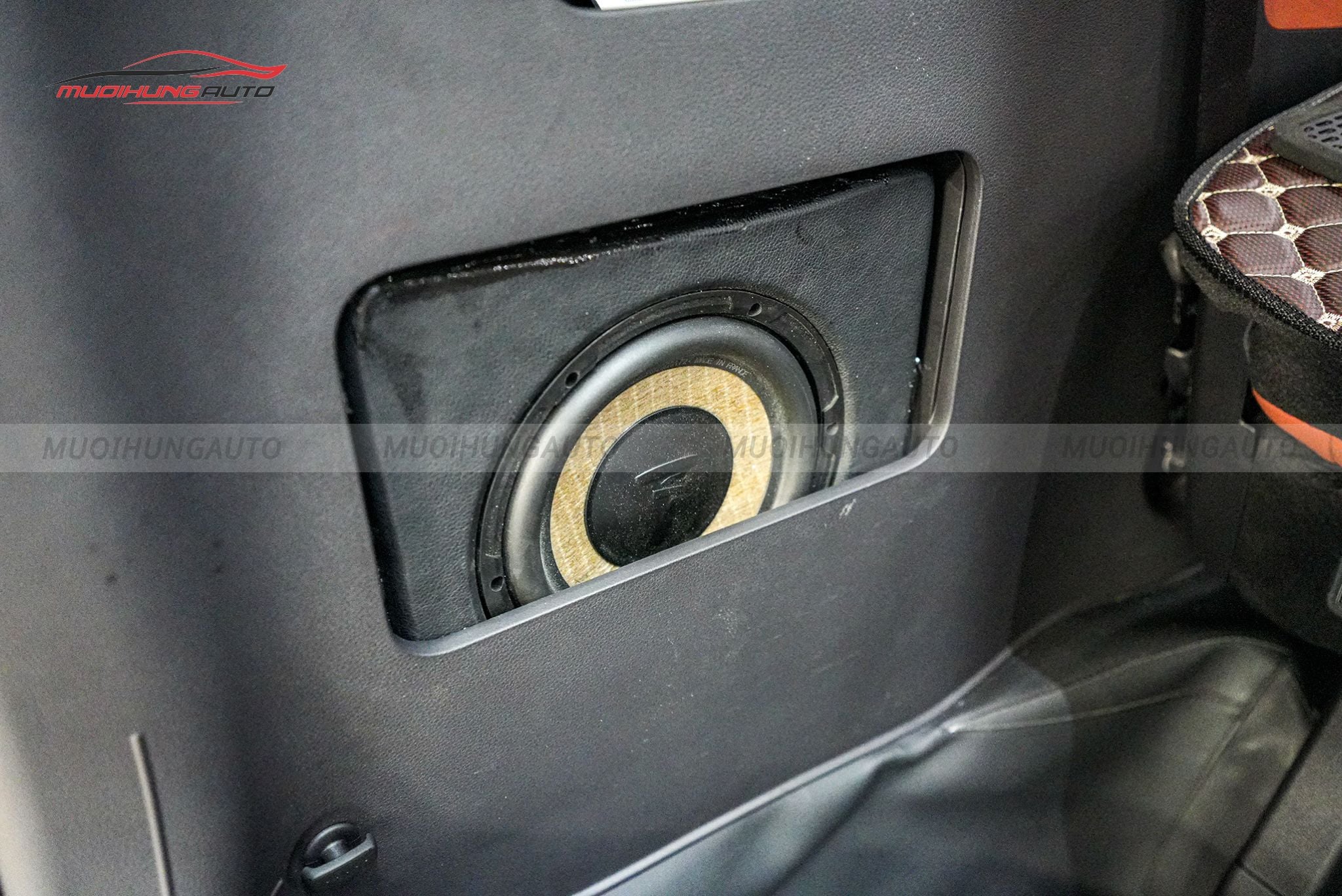 Độ loa sub Kia Carnival