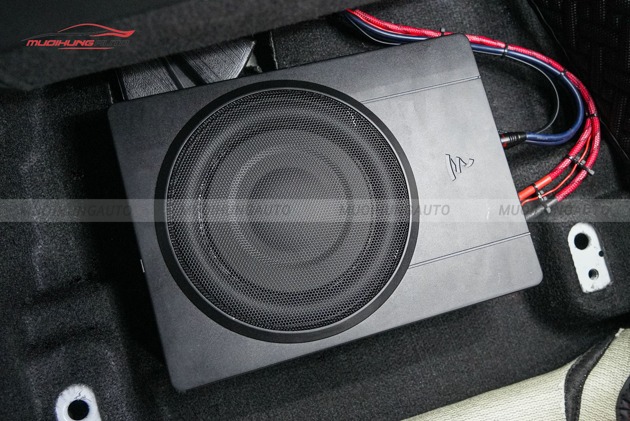 Độ loa sub Kia K5