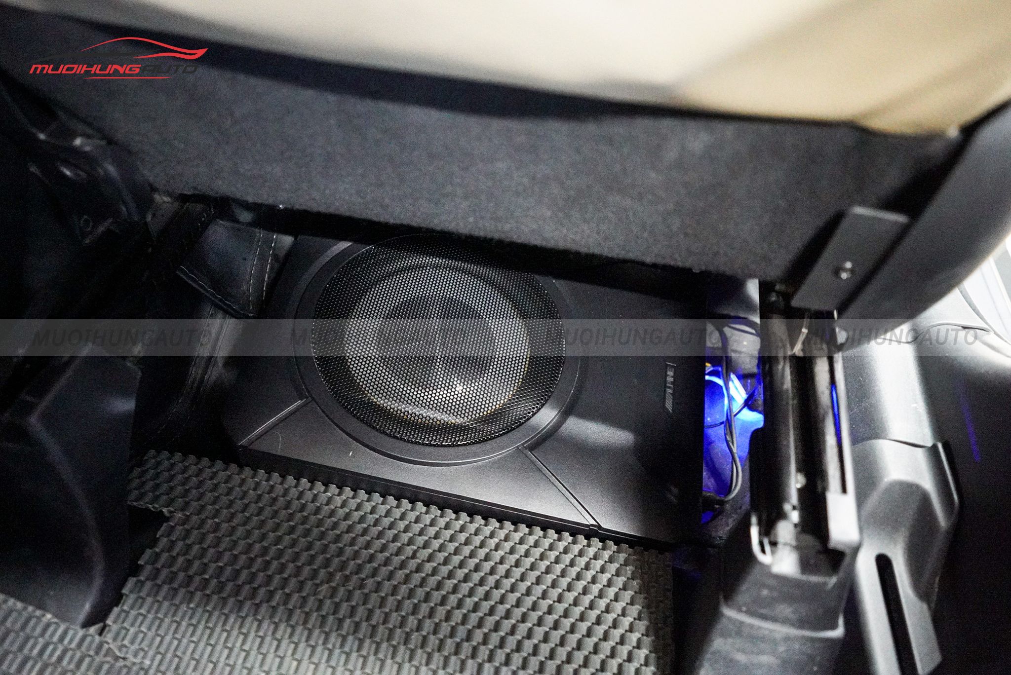 Độ loa sub Mitsubishi Outlander 2020