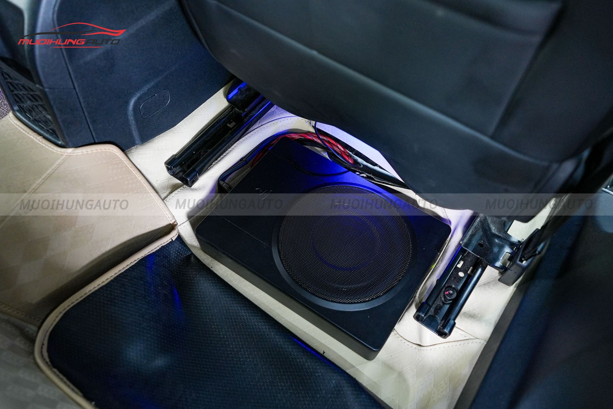 Độ loa sub Peugeot 2008