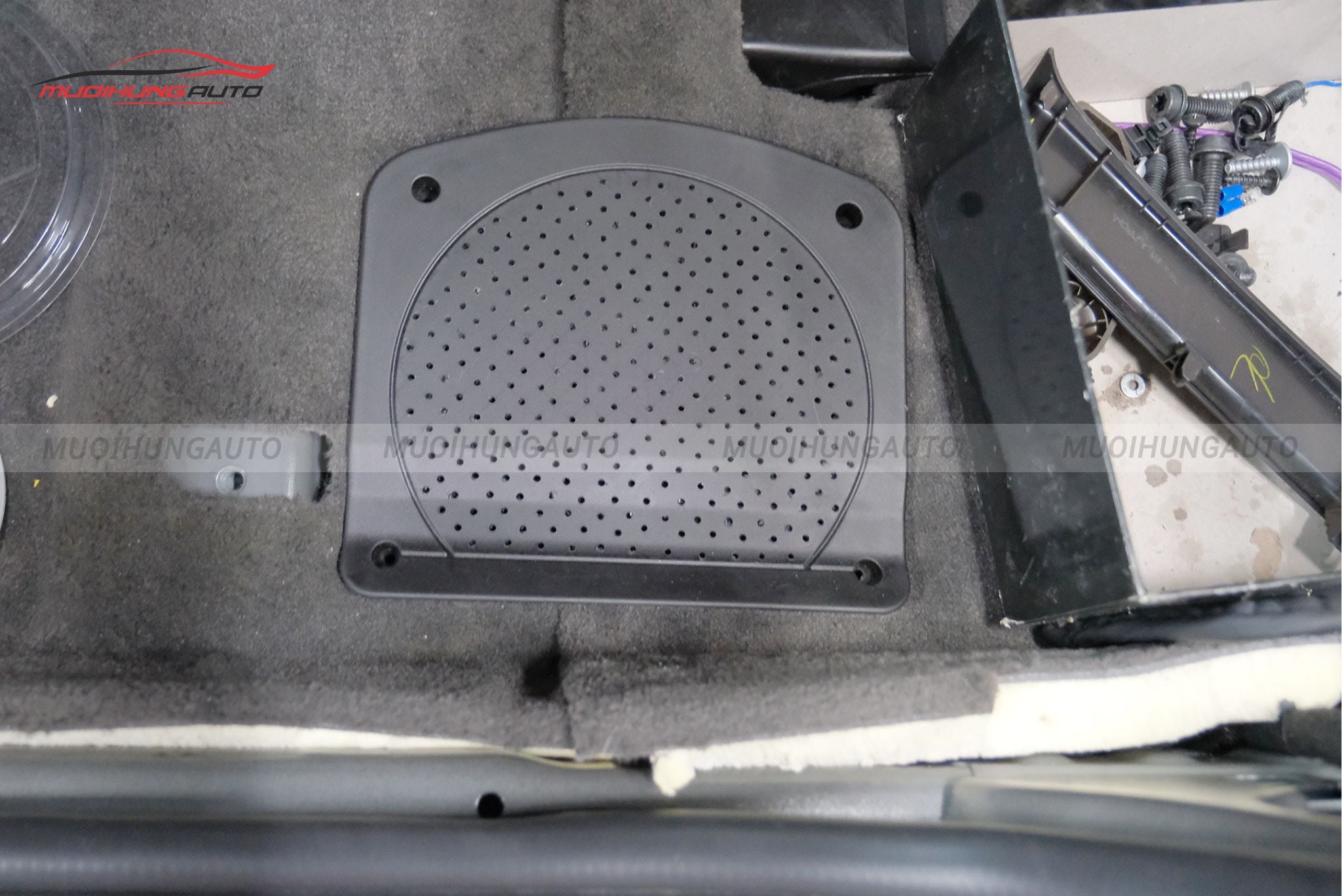 Độ loa sub Vinfast LUX A2.0