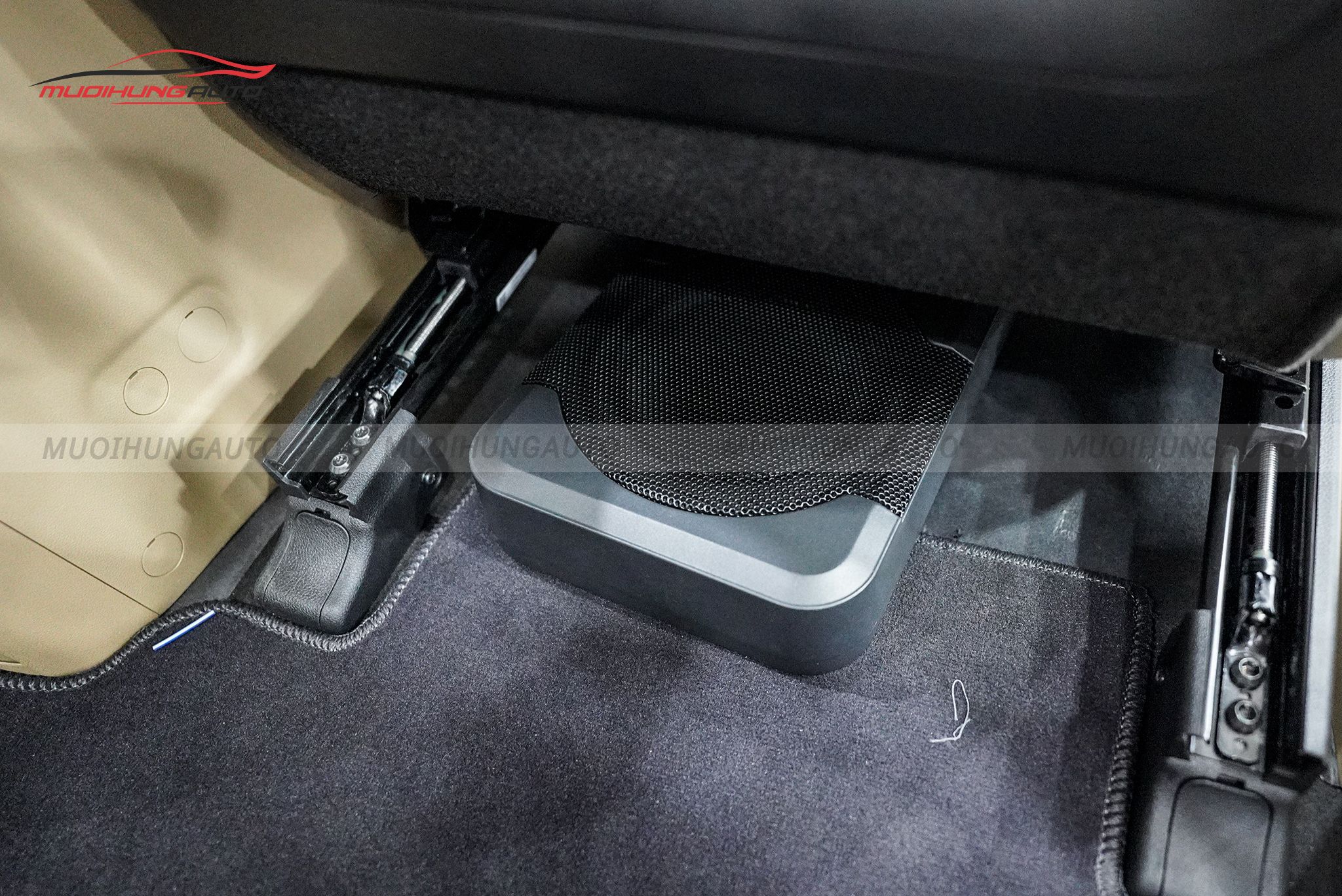 Độ loa sub xe Kia Sedona