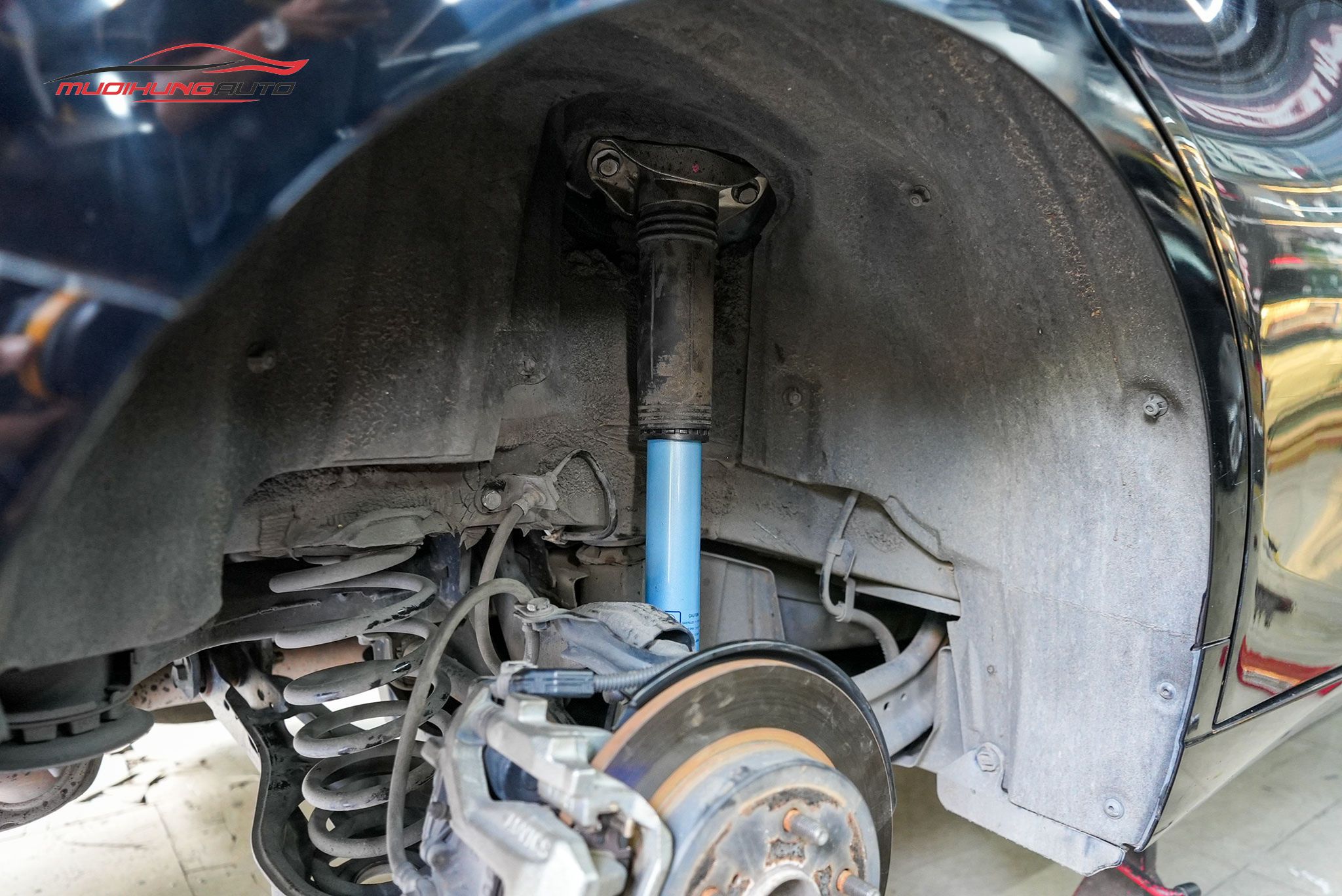 Lắp Phuộc Giảm Xóc KYB Cho Xe Lexus ES250 2019