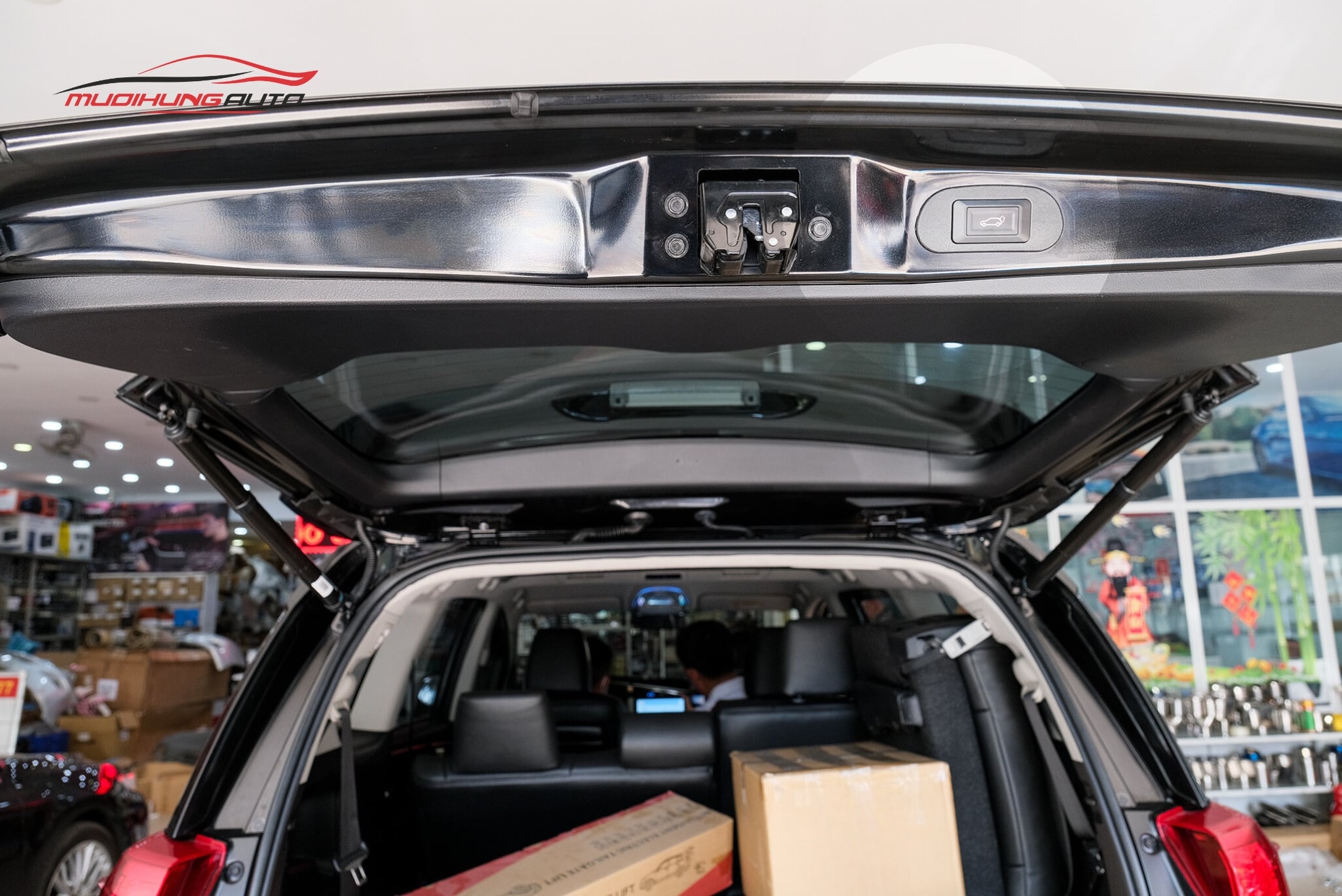 Độ ty cốp điện ô tô Toyota Innova