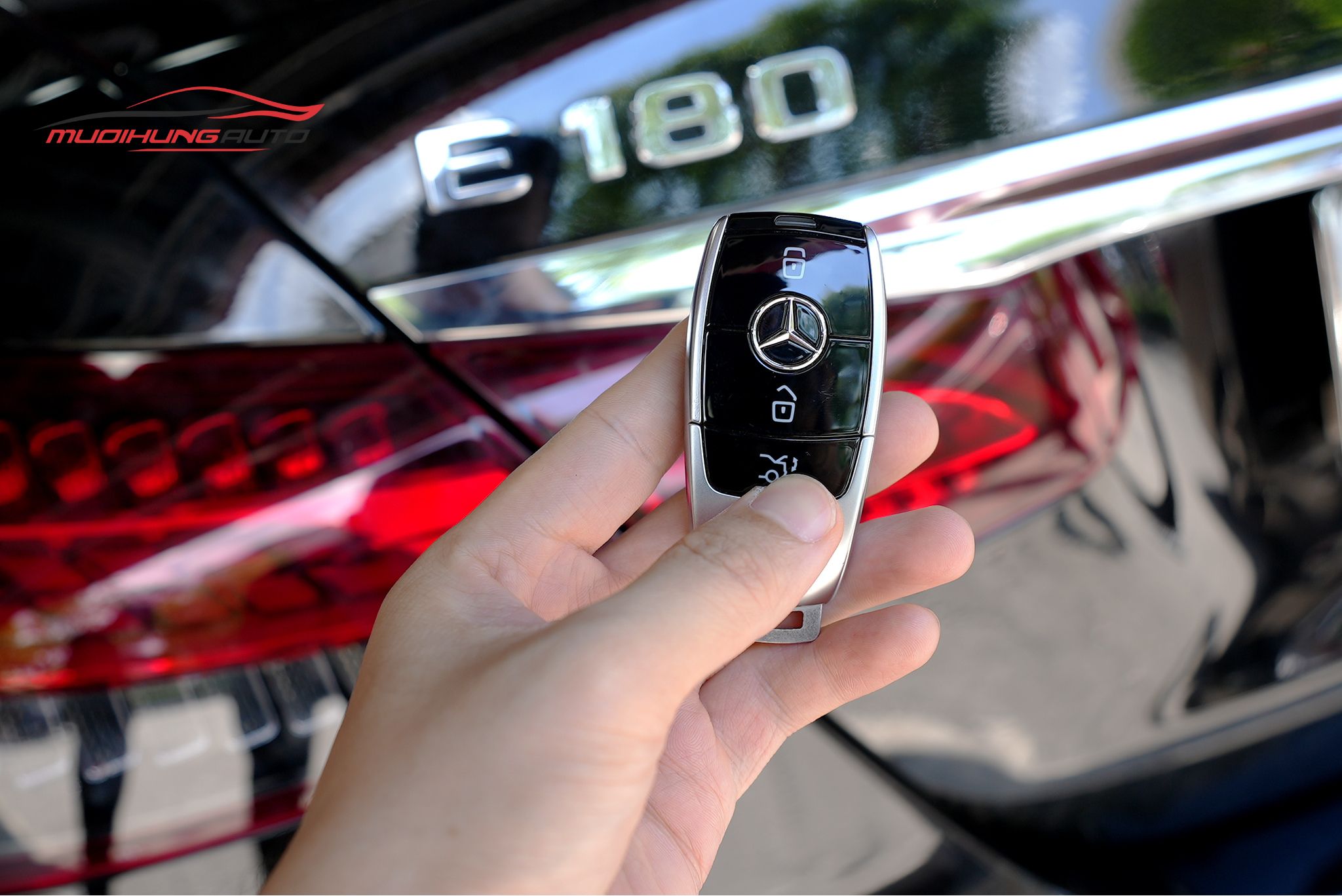 Độ ty cốp điện xe hơi Mercedes E Class