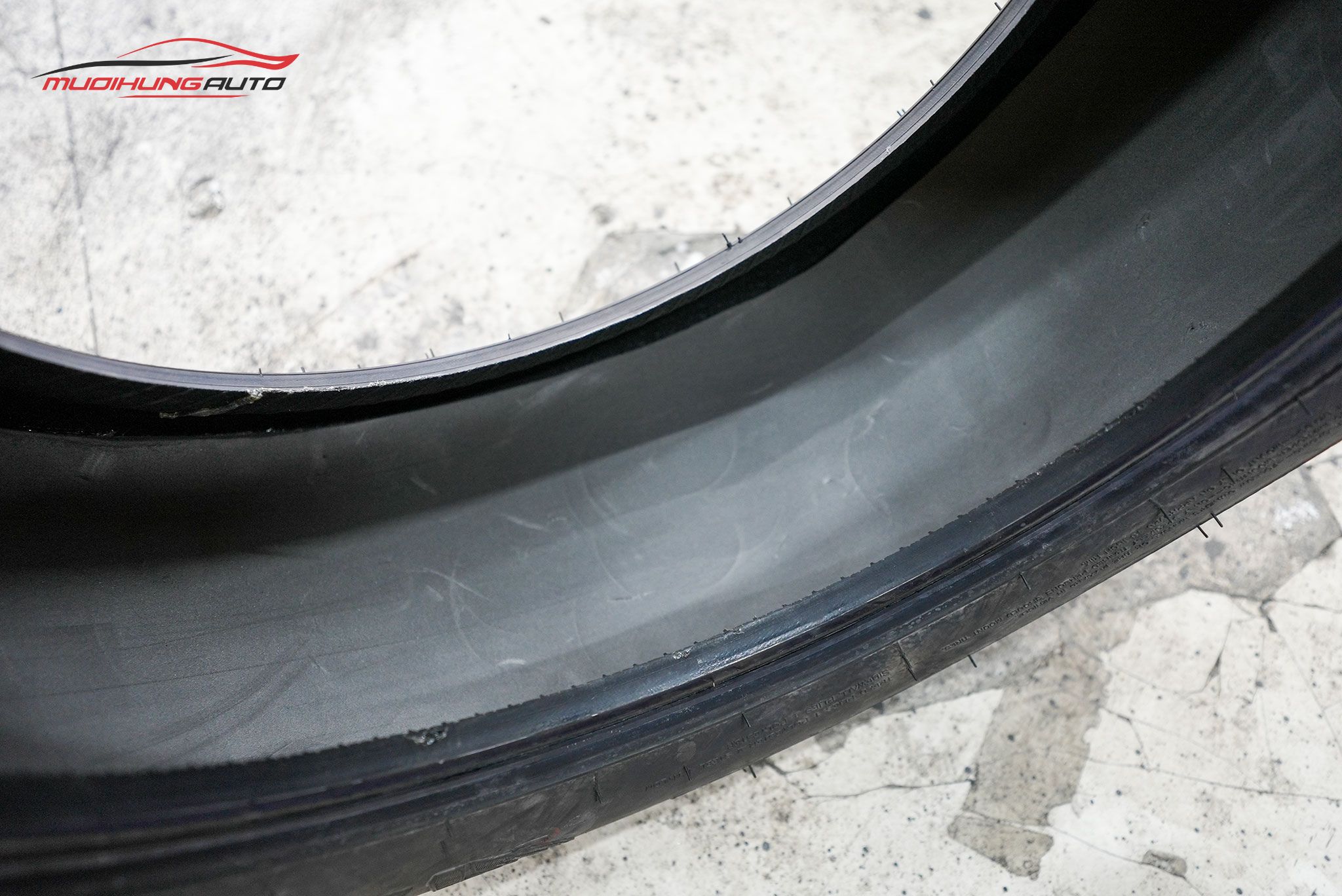 Dán Tấm Dán Chống Nổ Lốp Cho Xe Vinfast VFe34