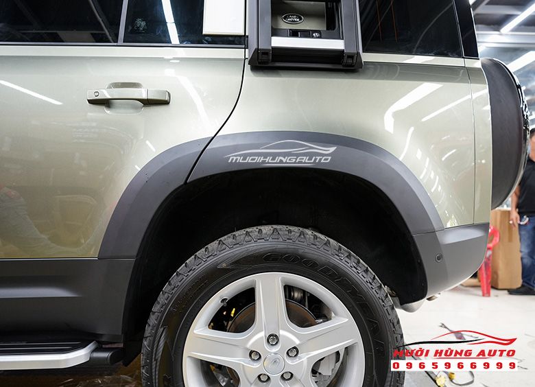Tổng Hợp Những Món Phụ Kiện Nên Lắp Đặt Cho Xe Range Rover Defender 2022 Chính Hãng