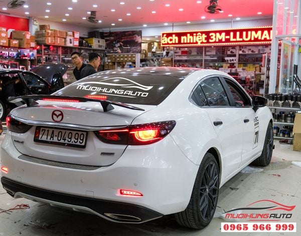 Gắn đuôi cá có đèn xe Mazda 6 2019 01