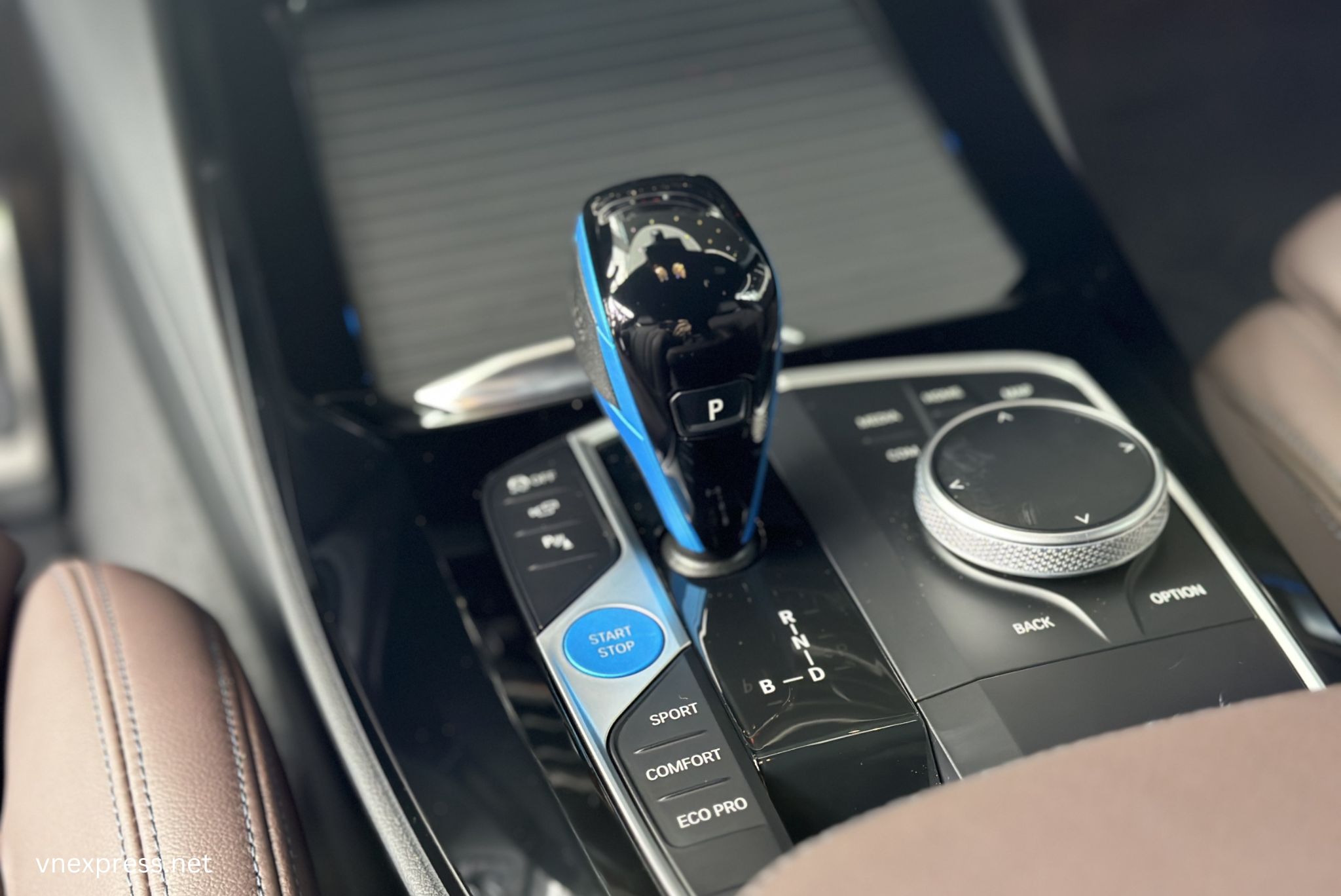 Cần số BMW iX3 2025 được thiết kế mới giúp nâng cao trải nghiệm khi sử dụng