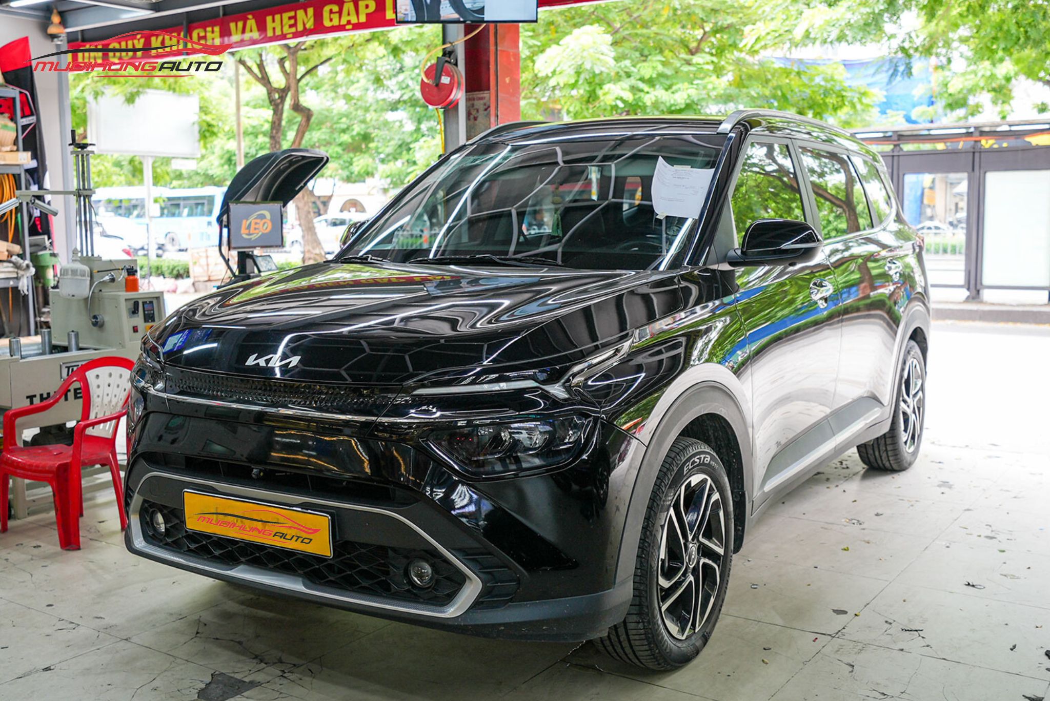 Trước khi lắp baga mui Yaki 129cm CP-439 cho xe Kia Carens 2023