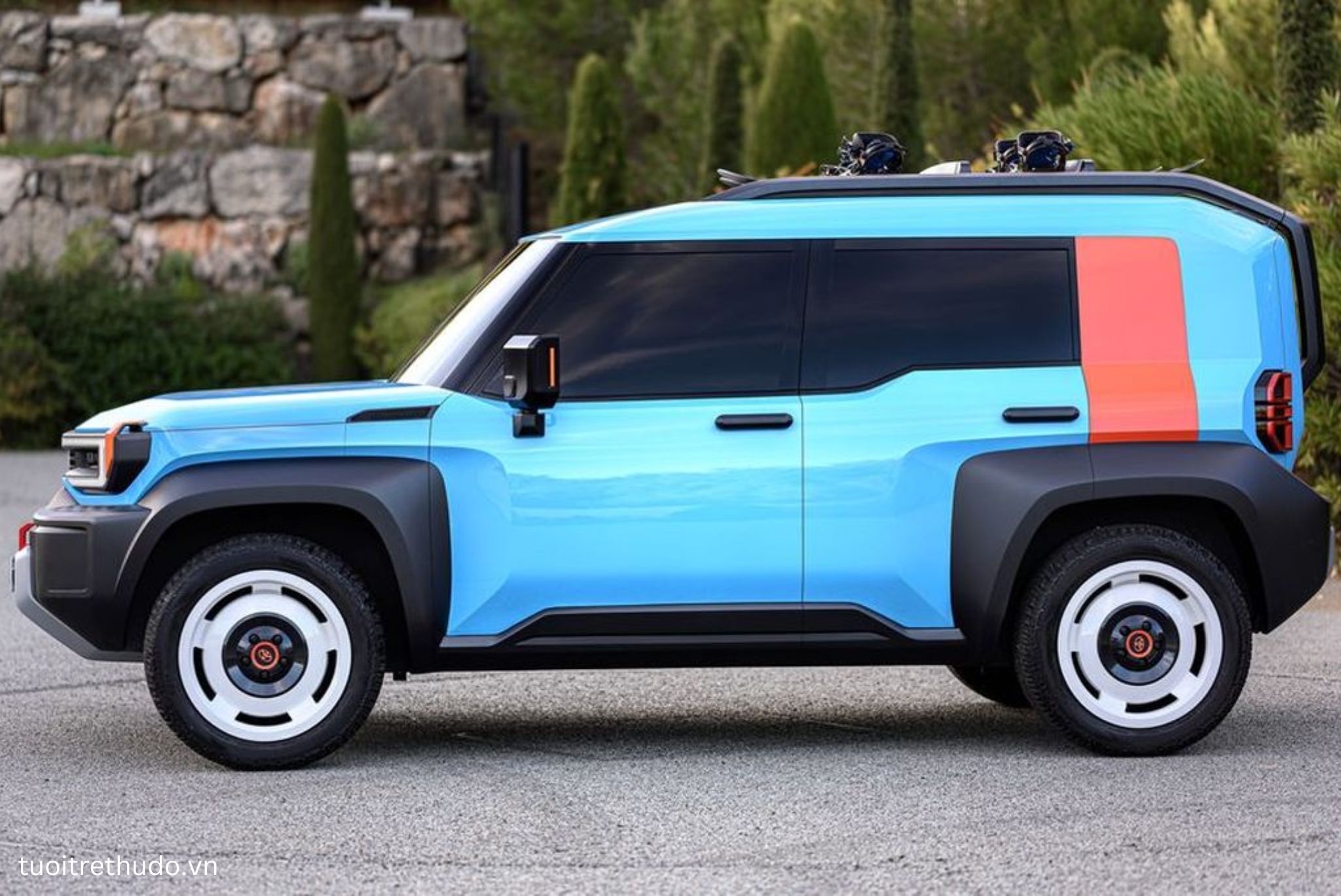 Thân xe Toyota Mini Land Cruiser 2025 nổi bật với bộ mâm thể thao