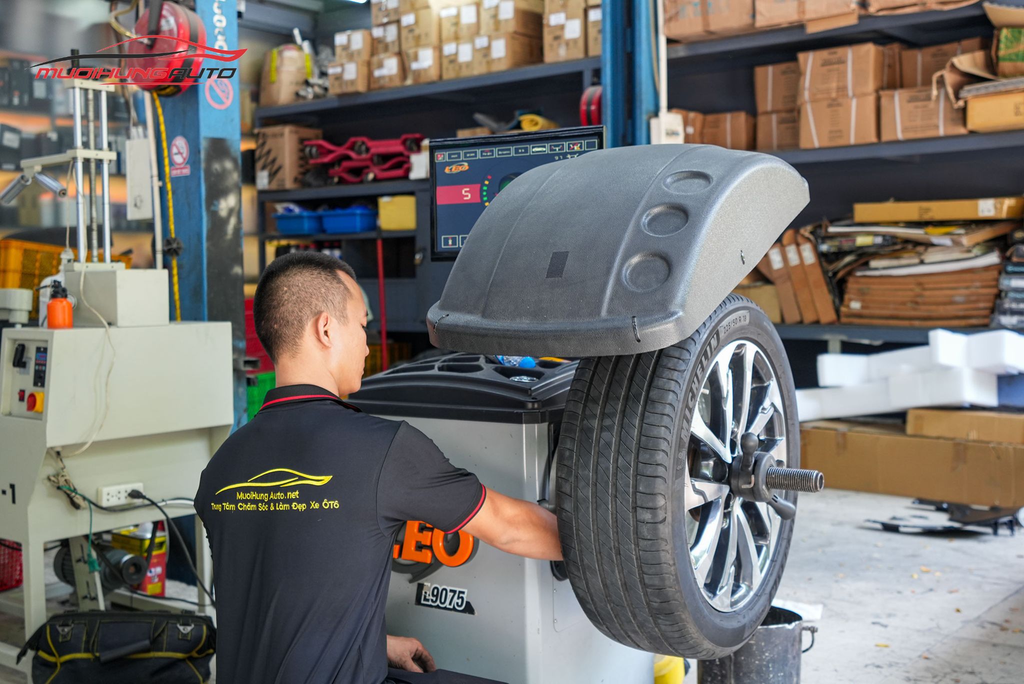 Kỹ thuật đang cân mâm bấm chì